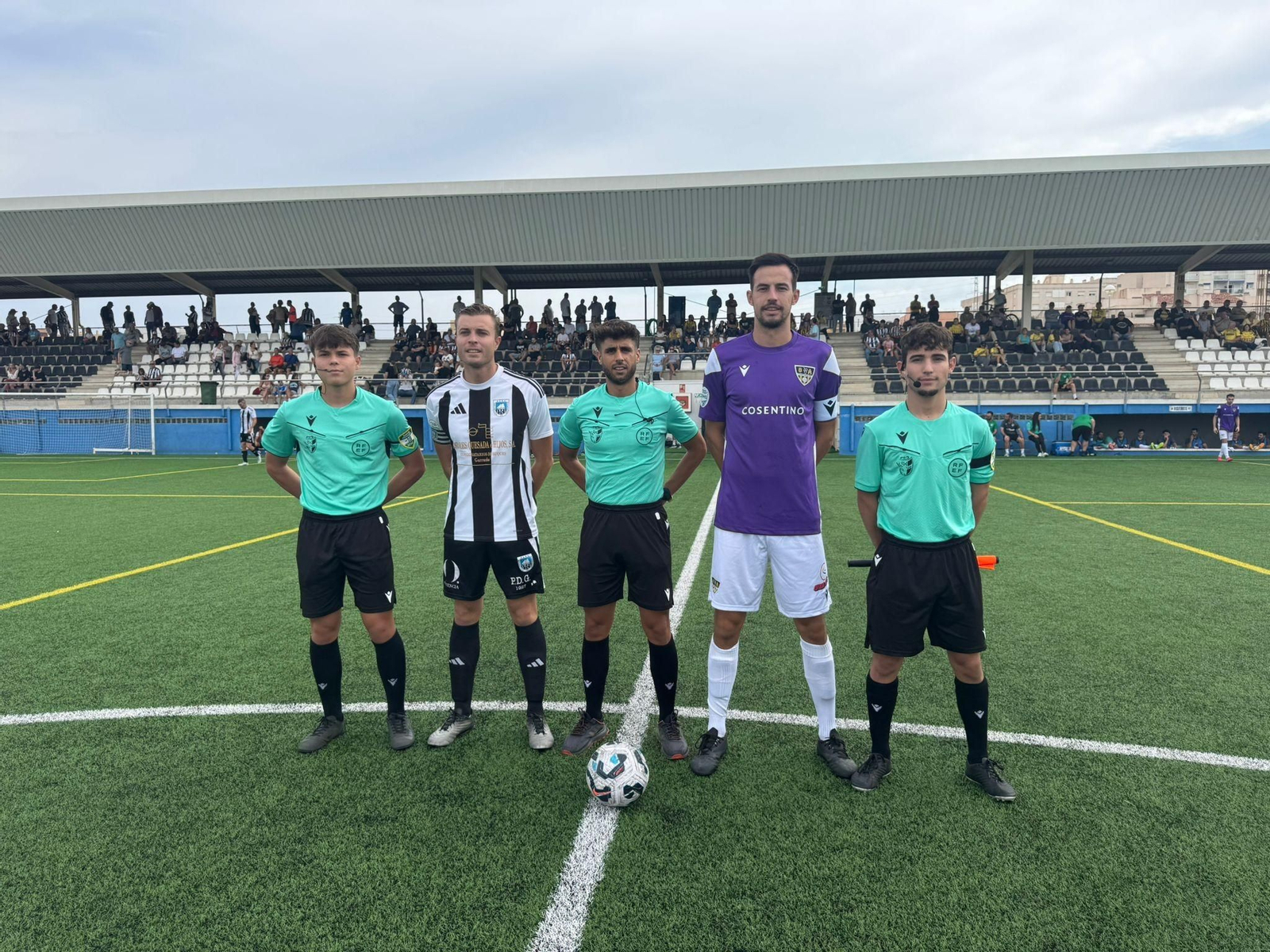 Los capitanes del Garrucha y del Cantoria posan con el trío arbitral antes del comienzo del encuentro.