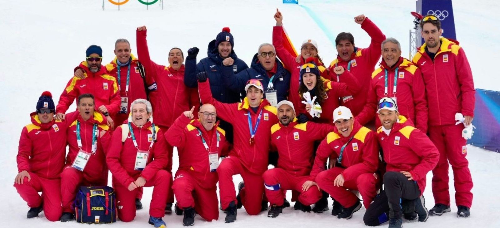 El equipo español posa eufórico con sus tres medallas.
