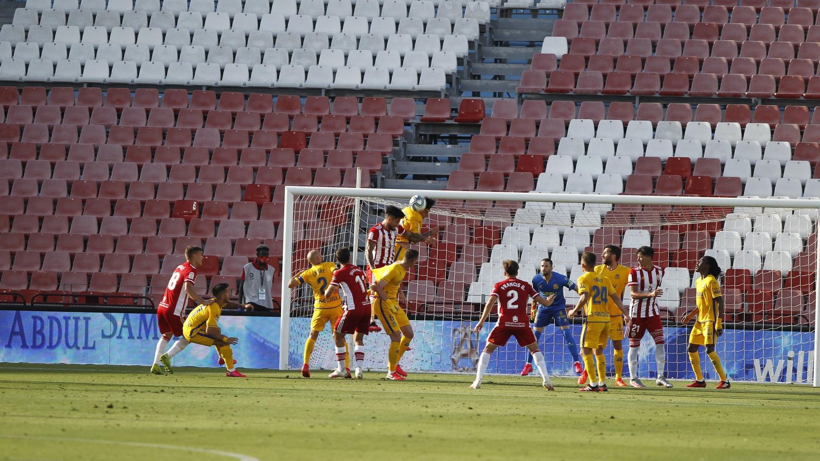 Balón colgado al área y despejado sin problemas por el Alcorcón.