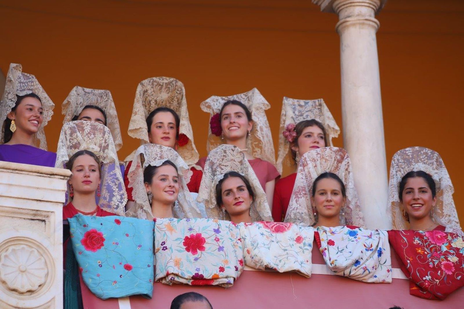 Los famosos y autoridades en los toros del jueves de Feria de Abril