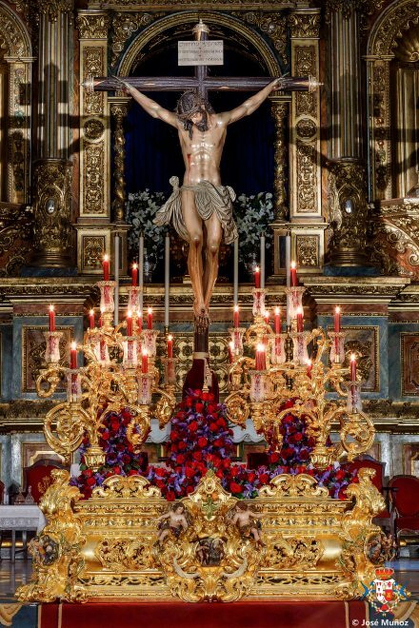 El Cristo de las Cinco Llagas sobre su canastilla para presidir sus cultos
