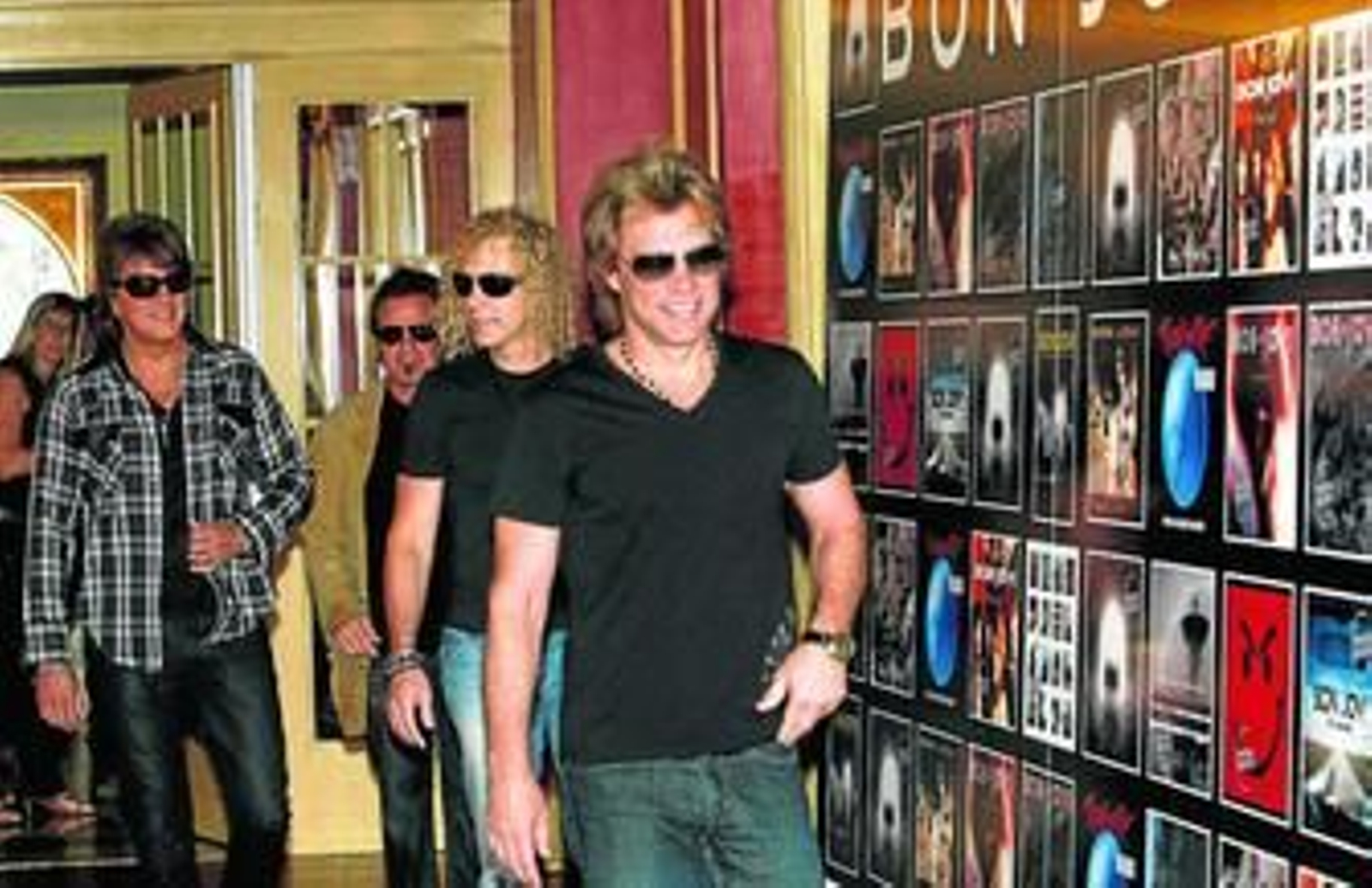 El grupo, ayer, a su llegada a Madrid.