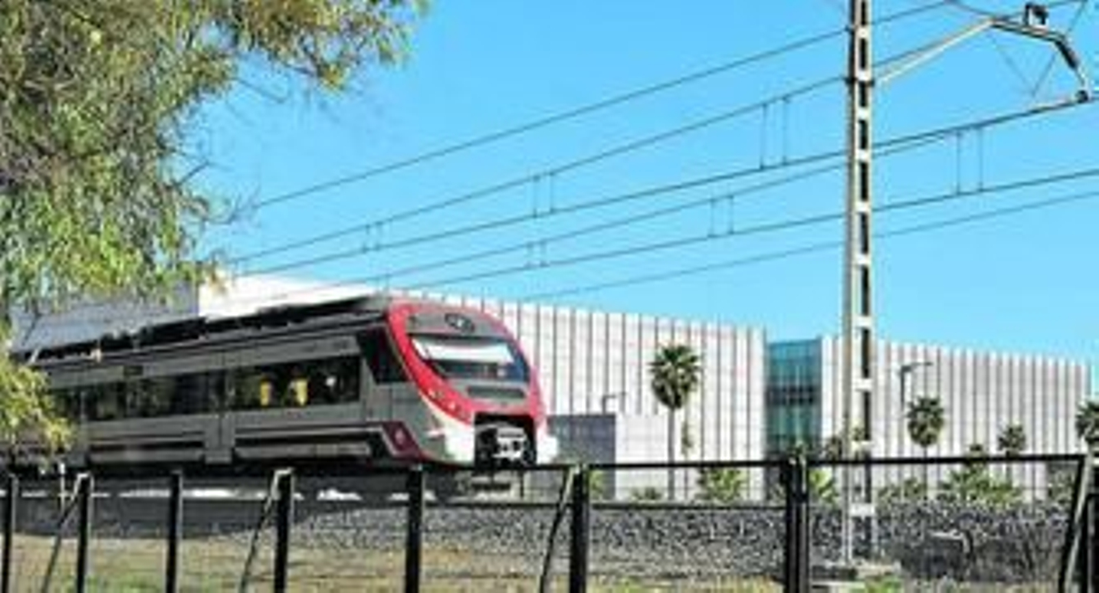 Un tren de Cercanías pasa junto al Palacio de Congresos, donde tiene una estación.