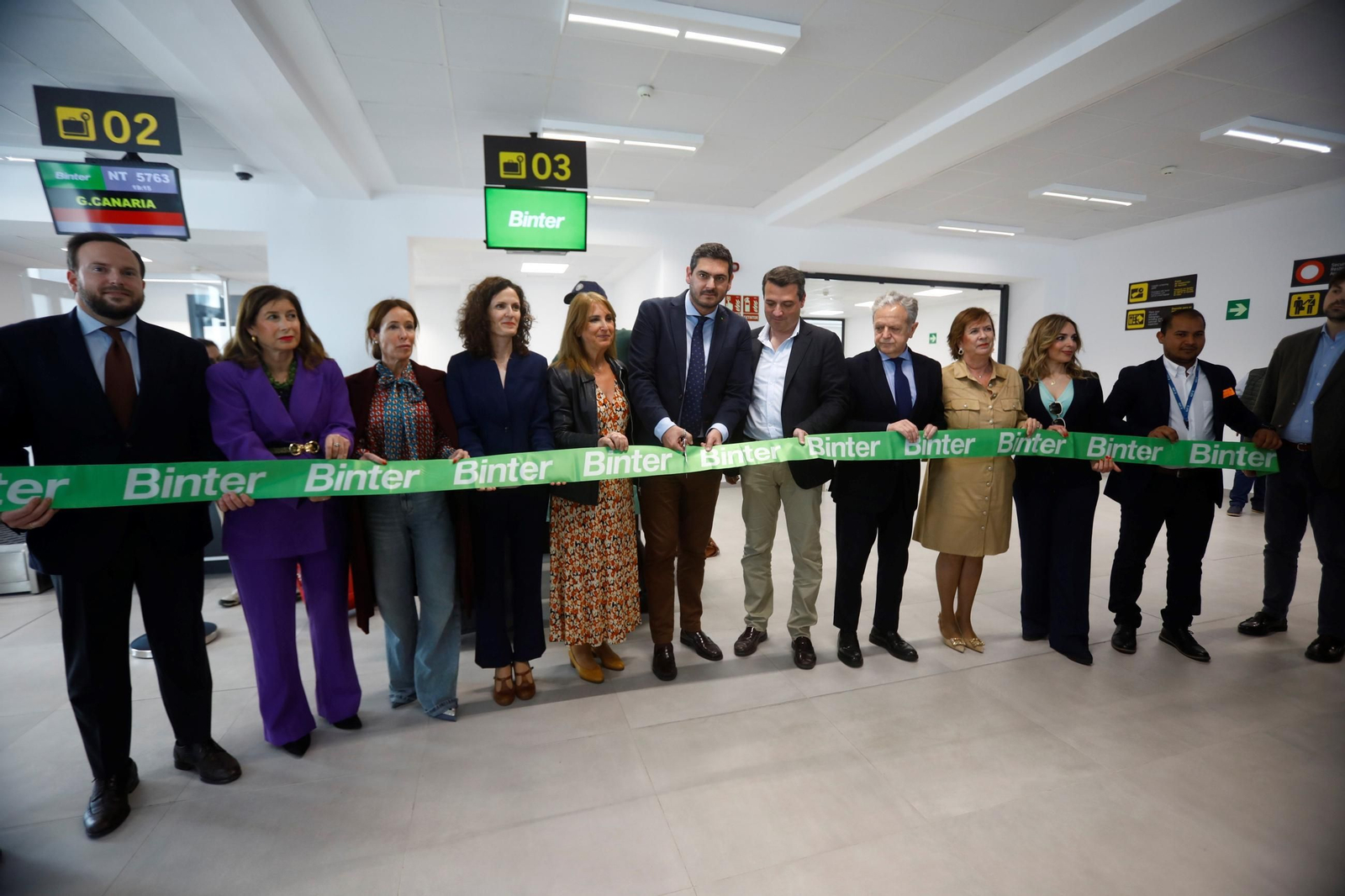 El aeropuerto de Córdoba recibe el primer vuelo de Binter desde Canarias, en imágenes