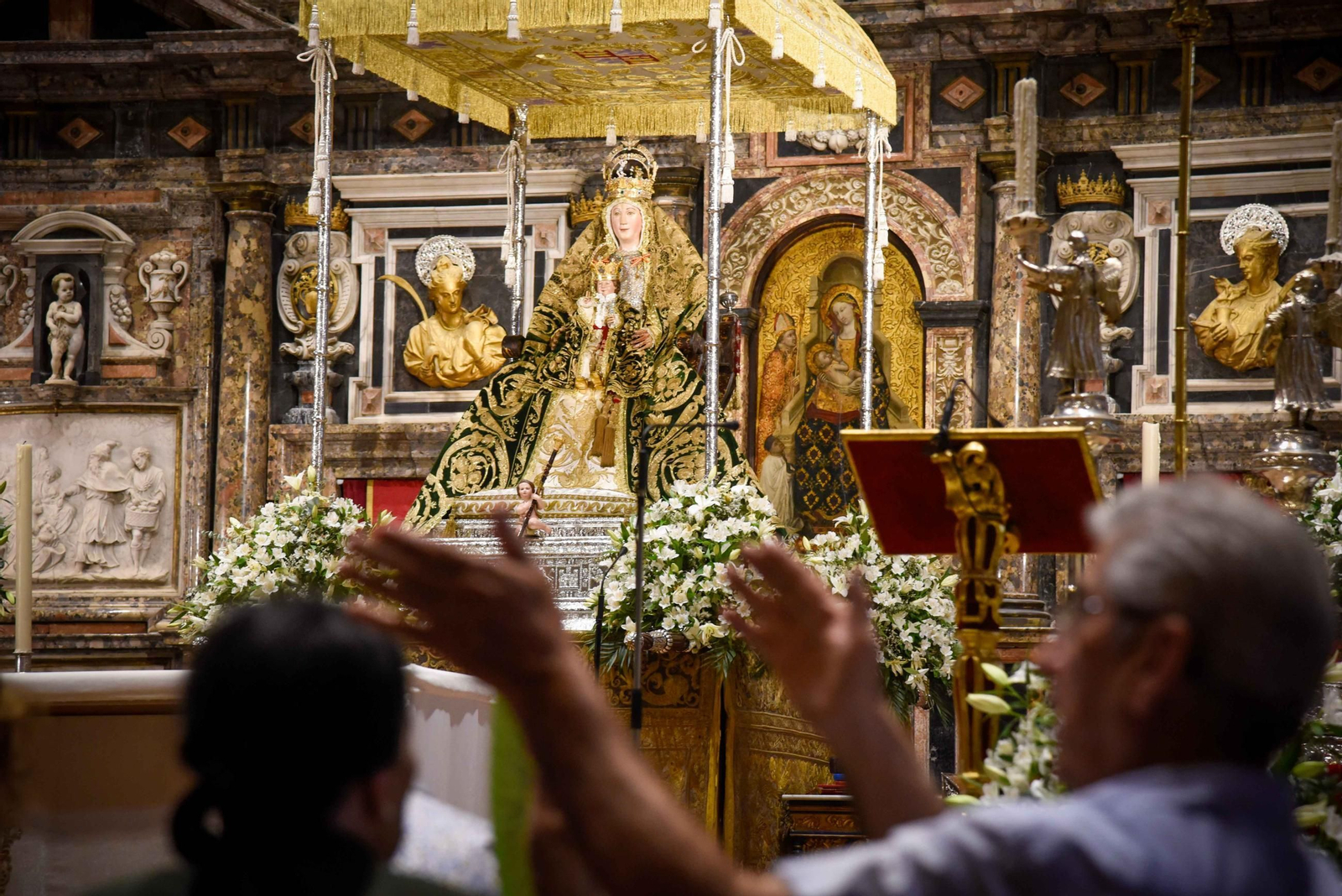 La Virgen de los Reyes, ya dispuesta para la procesión