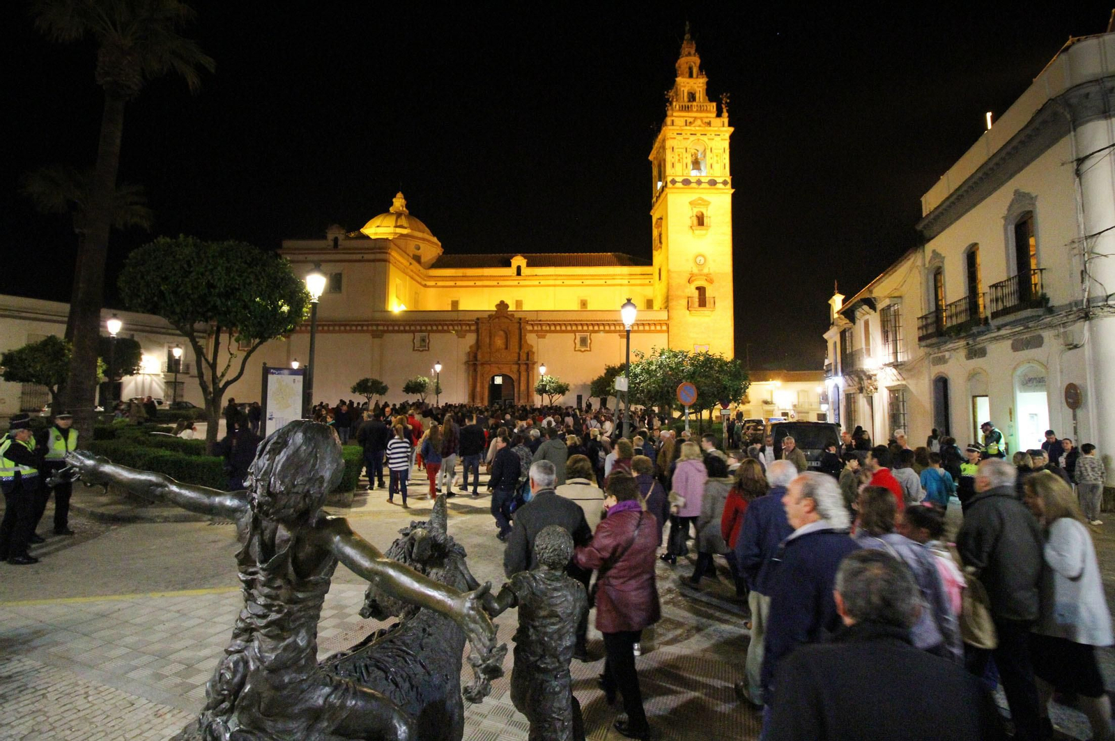 La concentración para pedir un nuevo párroco en Moguer, en imágenes