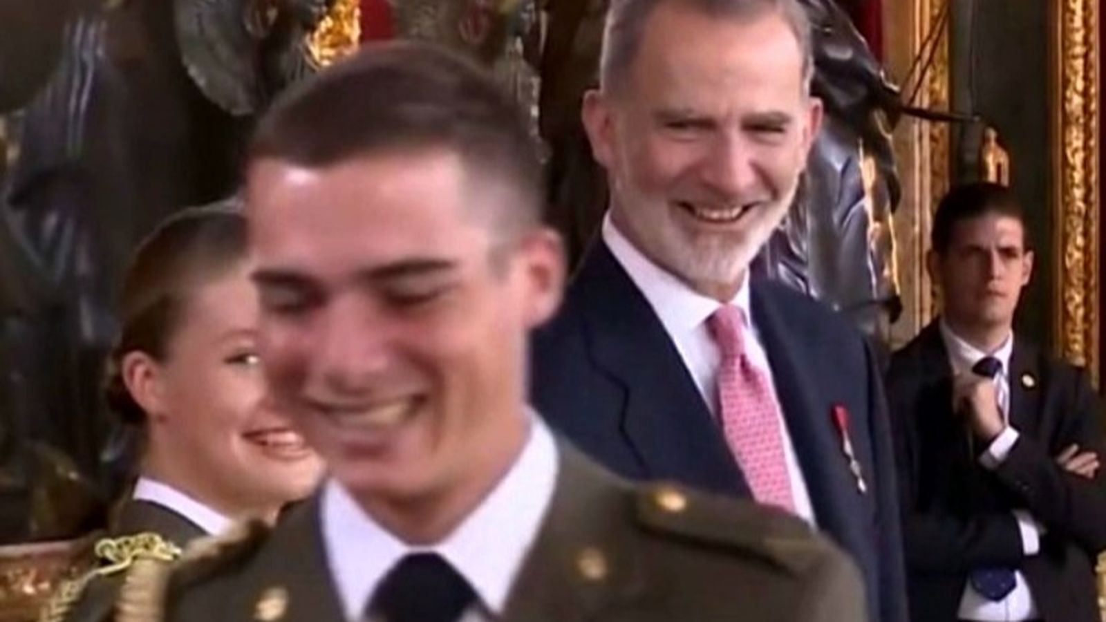 Doña Leonor sonríe de reojo tras el tercer compañero al que ha saludado en la recepción, con la risa de sus padres