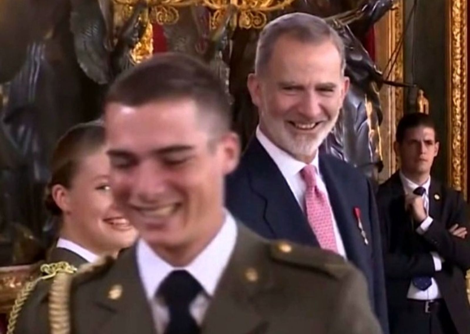 Doña Leonor sonríe de reojo tras el tercer compañero al que ha saludado en la recepción, con la risa de sus padres