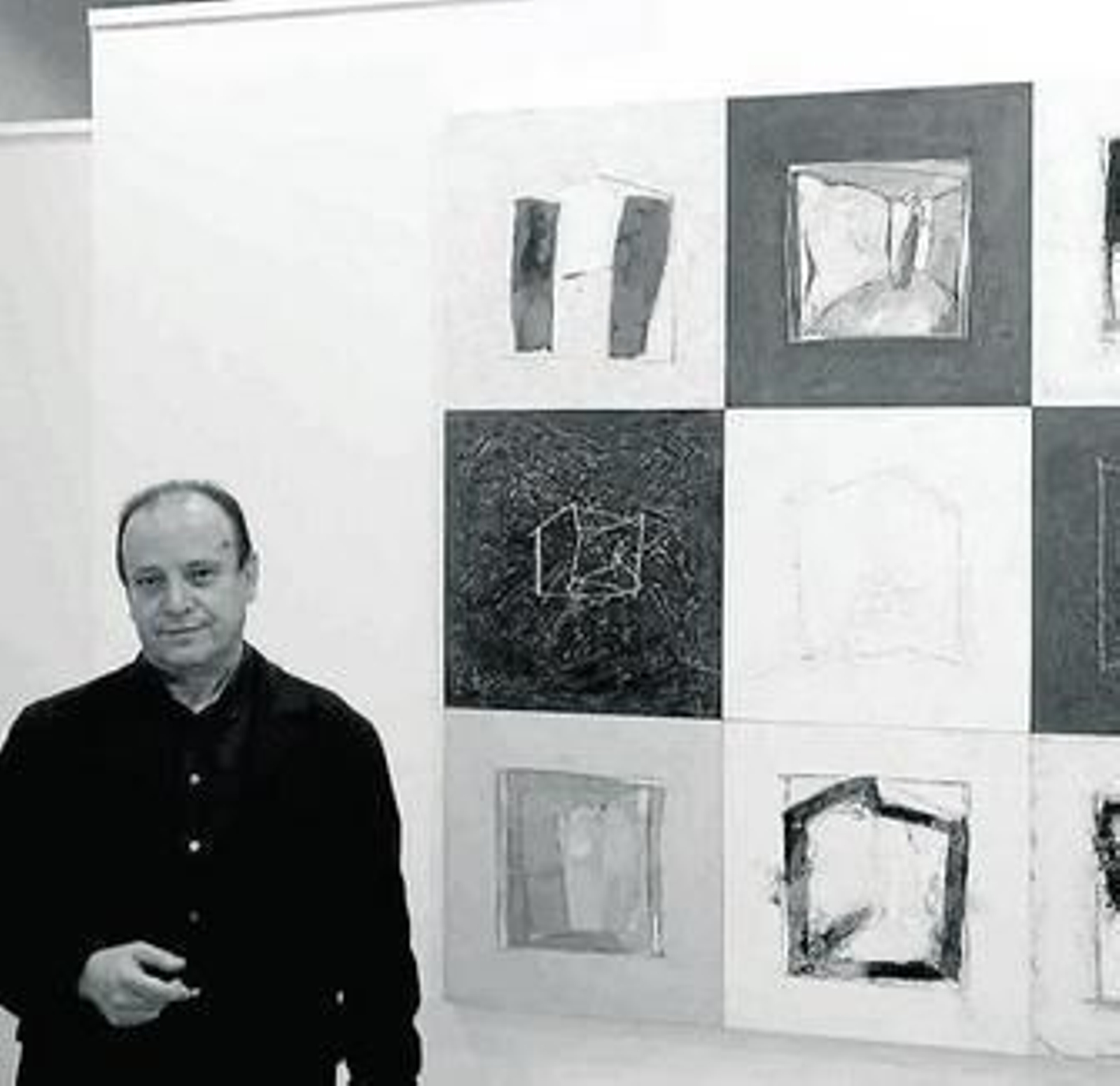 Carmelo Trenado, ante algunas de sus obras.