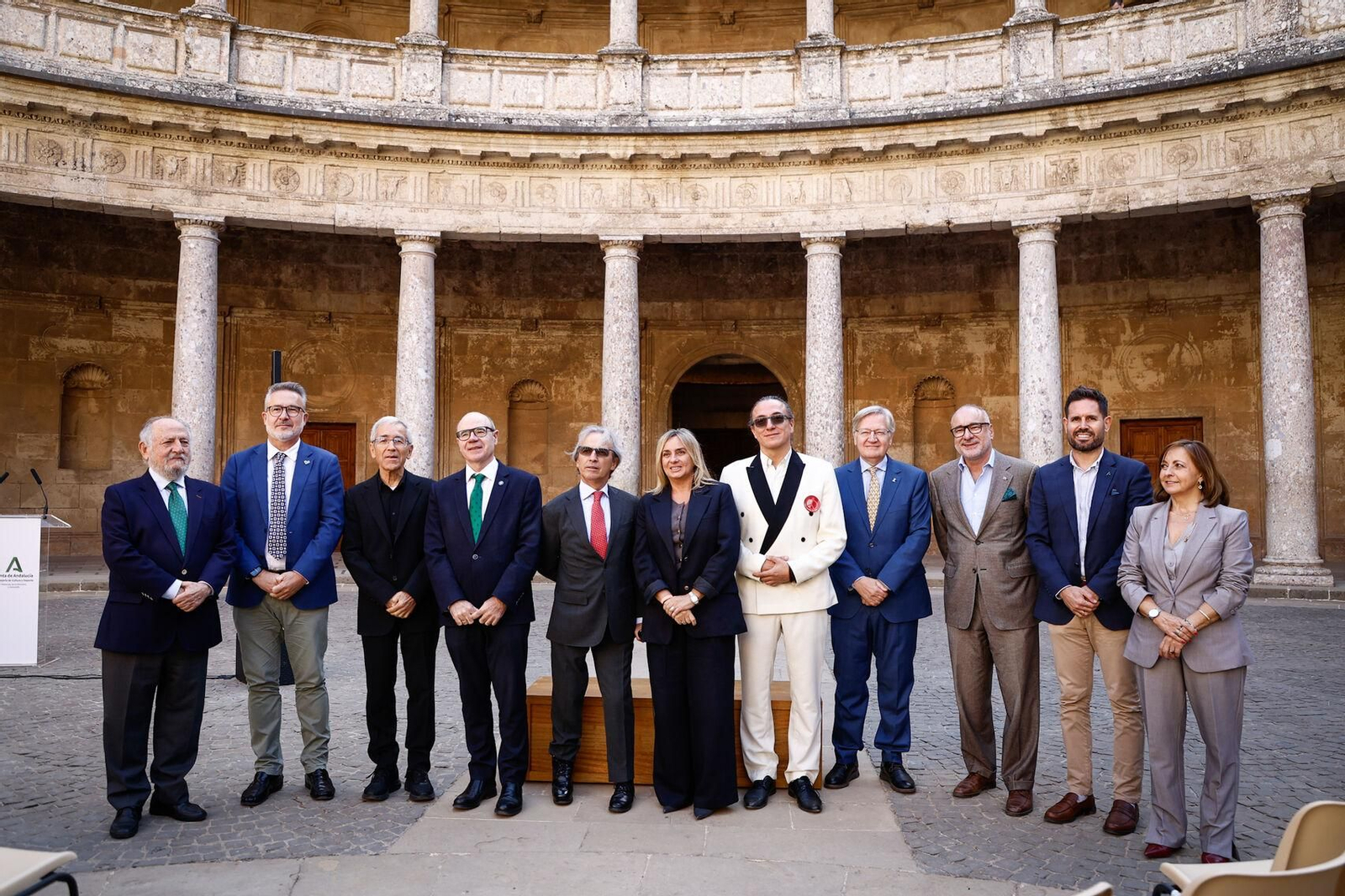 Las autoridades que participaron en la inaguración del II Foro Internacional por la Paz, en el Palacio de Carlos V