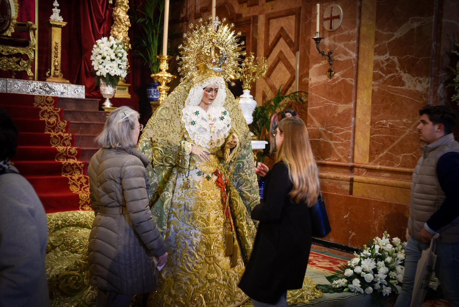 El besamanos de la Macarena, en imágenes