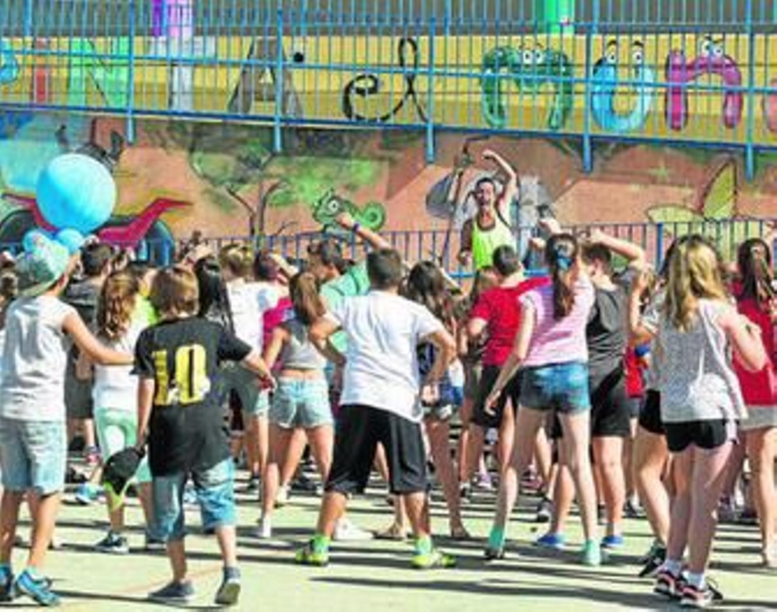 Alumnos del CEIP Carmen de Burgos, ayer, en las actividades festivas para la última jornada del curso.