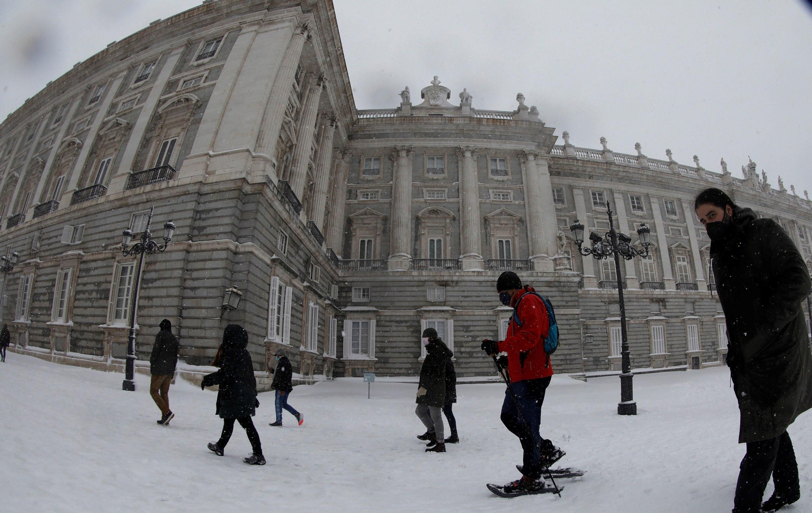 El segundo día del temporal 'Filomena' en imágenes: más nieve y caos