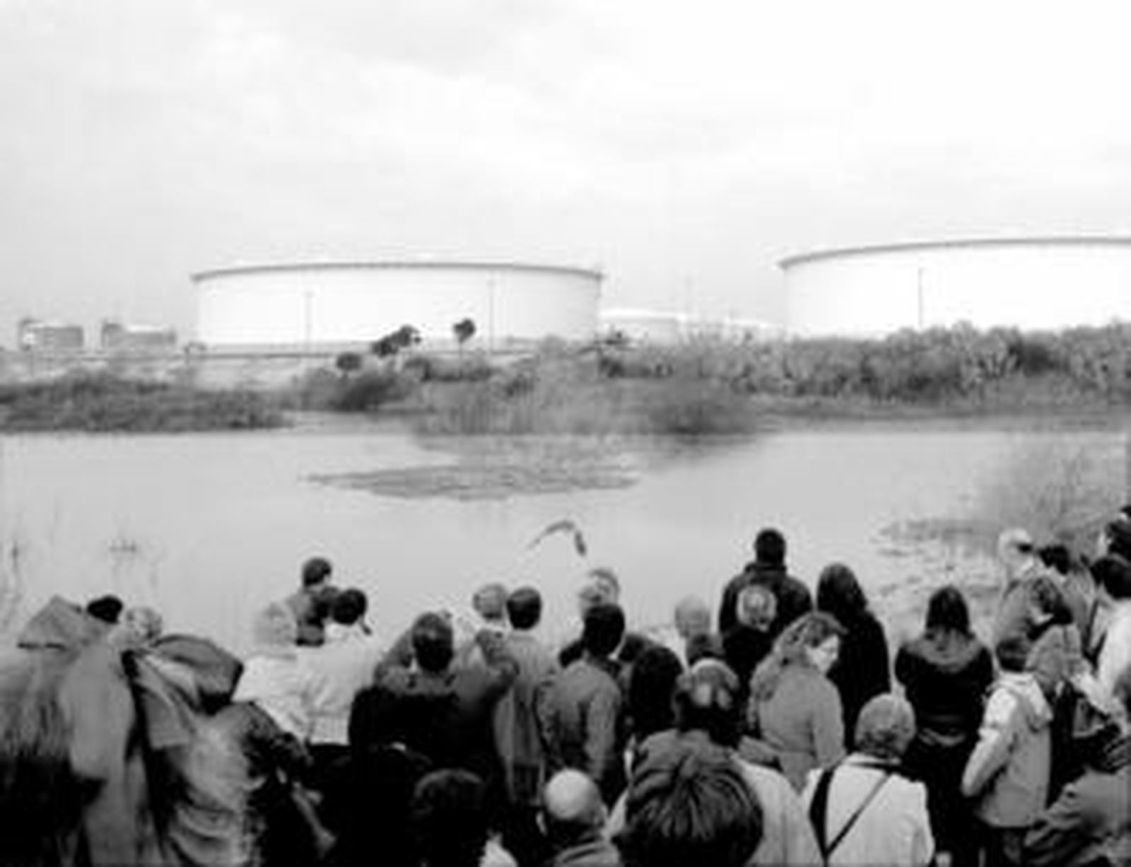 Grupo de visitantes observan los tanques de almacenamiento de CEPSA.