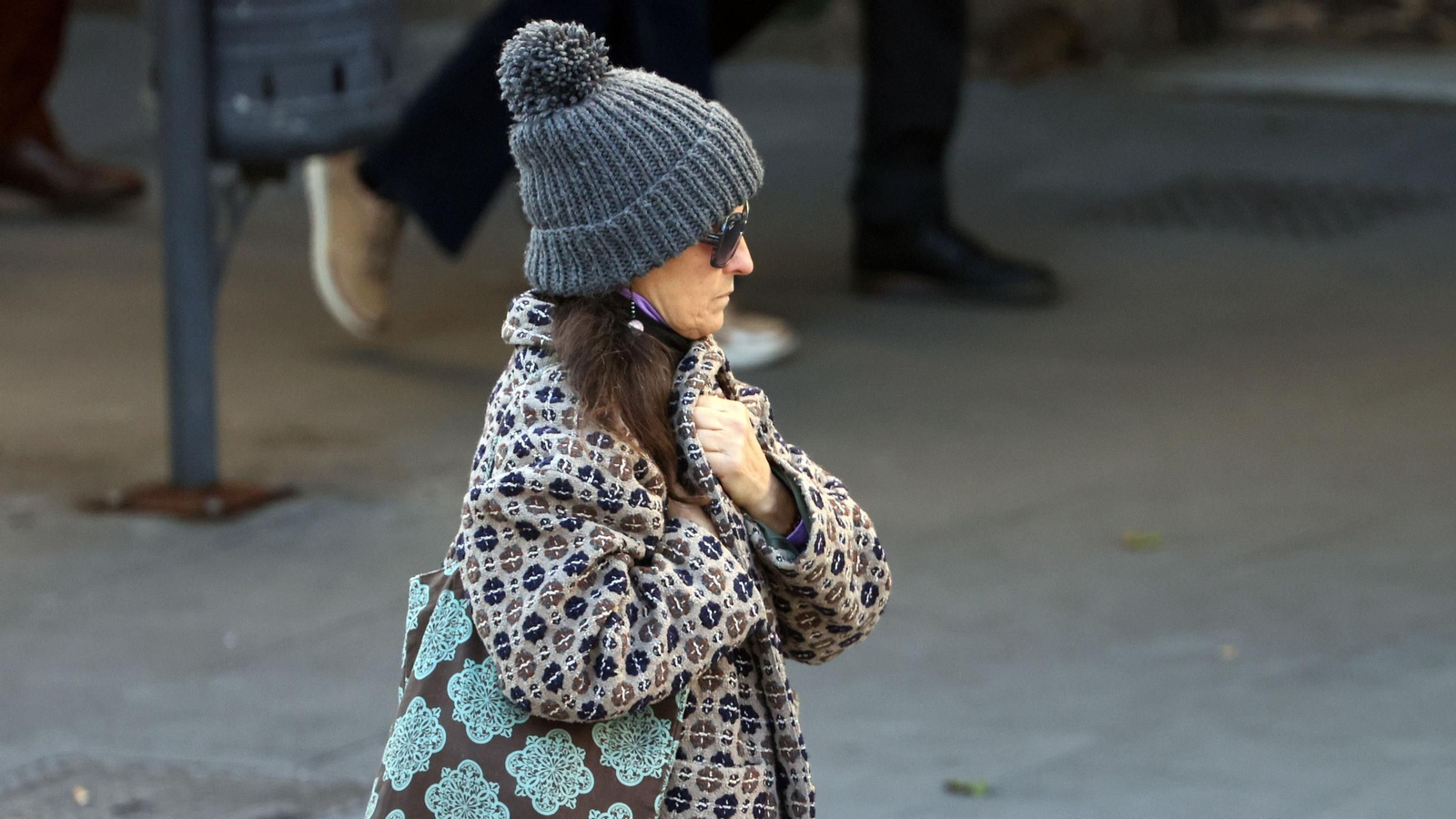 Una mujer camina abrigada con gorro y chaquetón por una calle de Jerez por el intenso frío