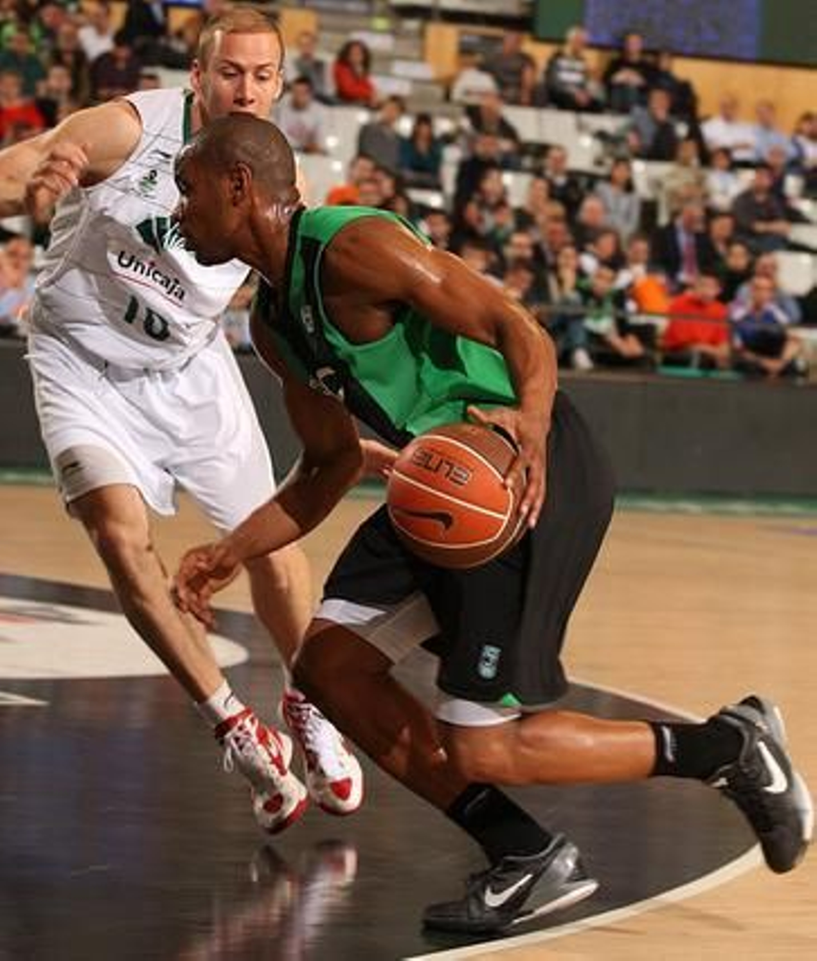Encuentro entre el Joventut-Unicaja 

Foto: EFE / ACB