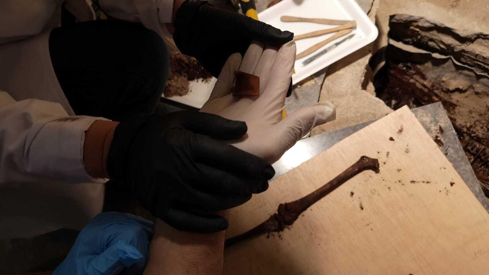 Restos de telas que conservaba el cadáver.