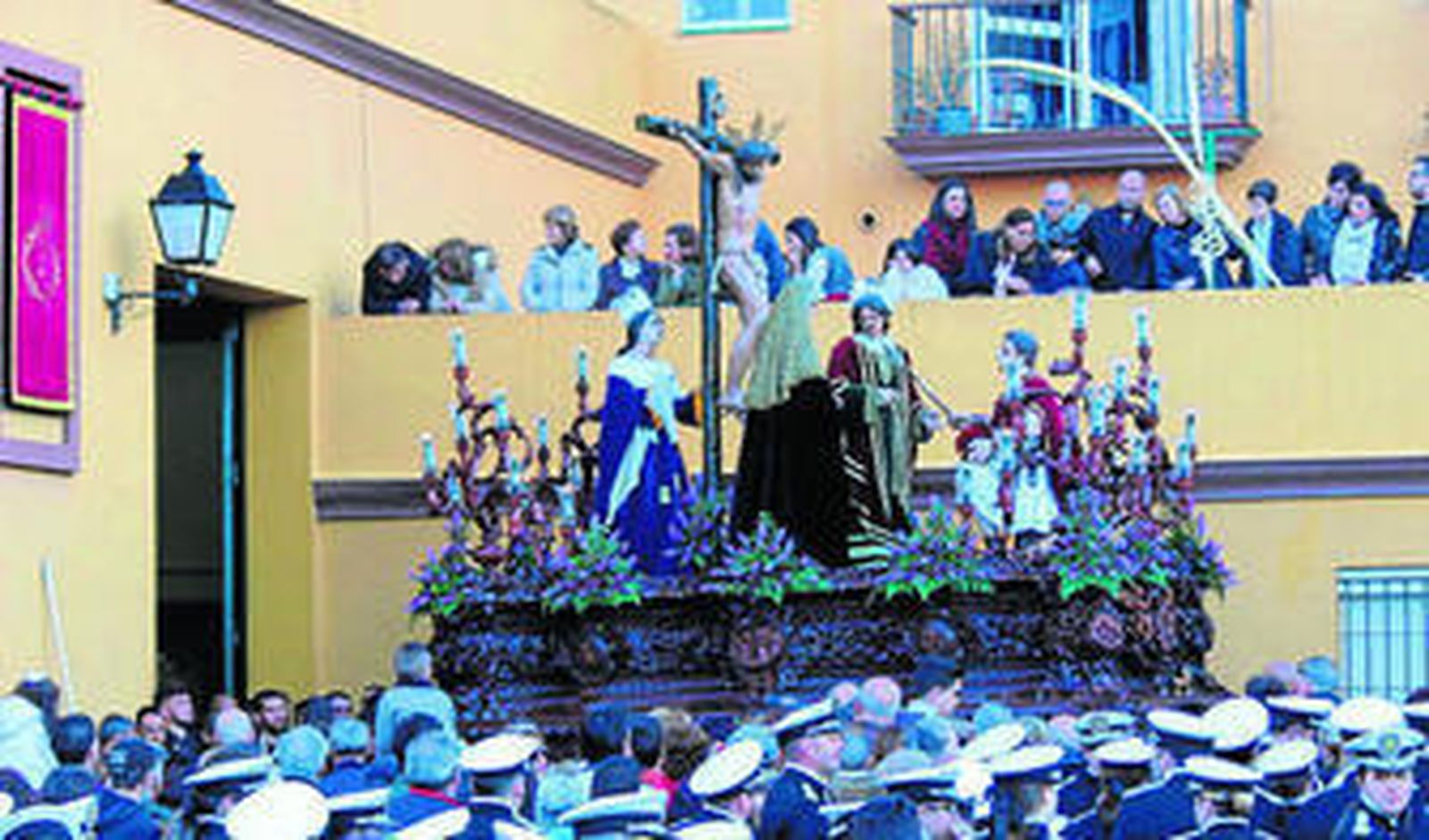 Paso de misterio de la hermandad de la Vera-Cruz tras salir de la parroquia San Benito Abad.