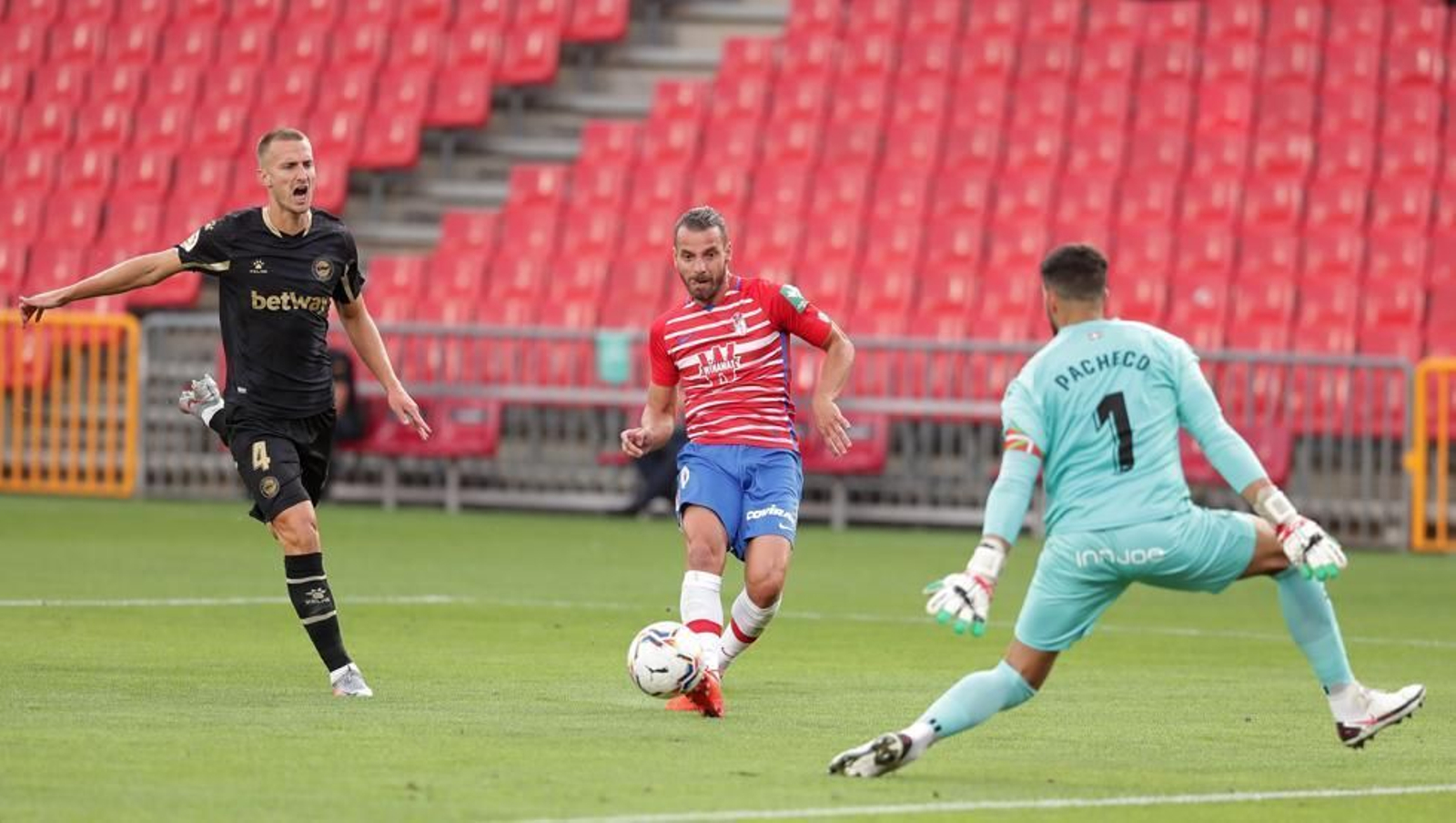 Gol de Soldado en el partido de la primera vuelta, que acabó 2-1