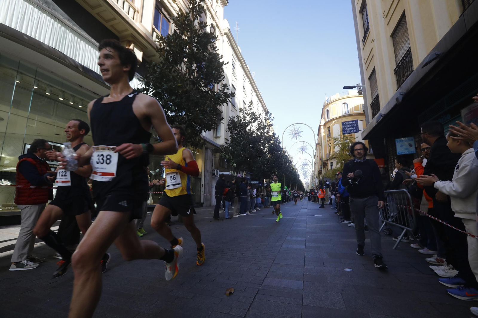 La gloria de cruzar la Puerta del Puente: las fotos de la línea de meta de la Media Maratón de Córdoba 2024