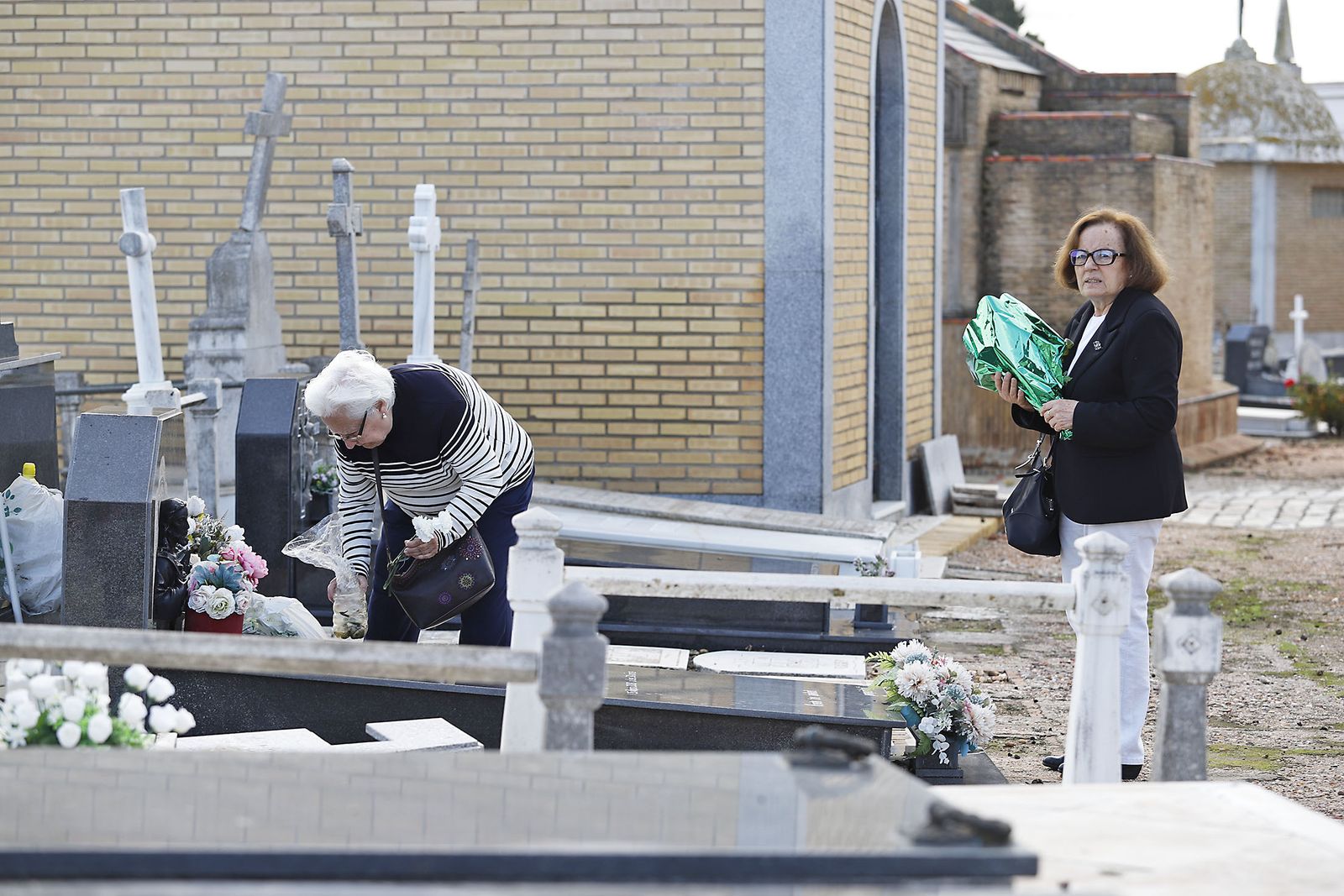 Imágenes del Día de Todos los Santos en el cementerio de la Soledad de Huelva