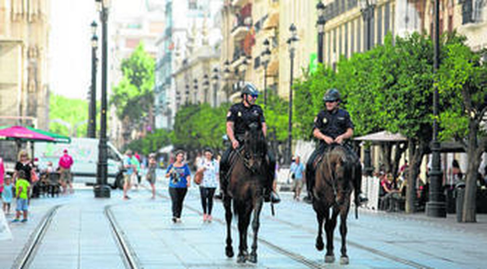 Dos policías nacionales patrullan a caballo por la Avenida de la Constitución, ayer por la tarde.
