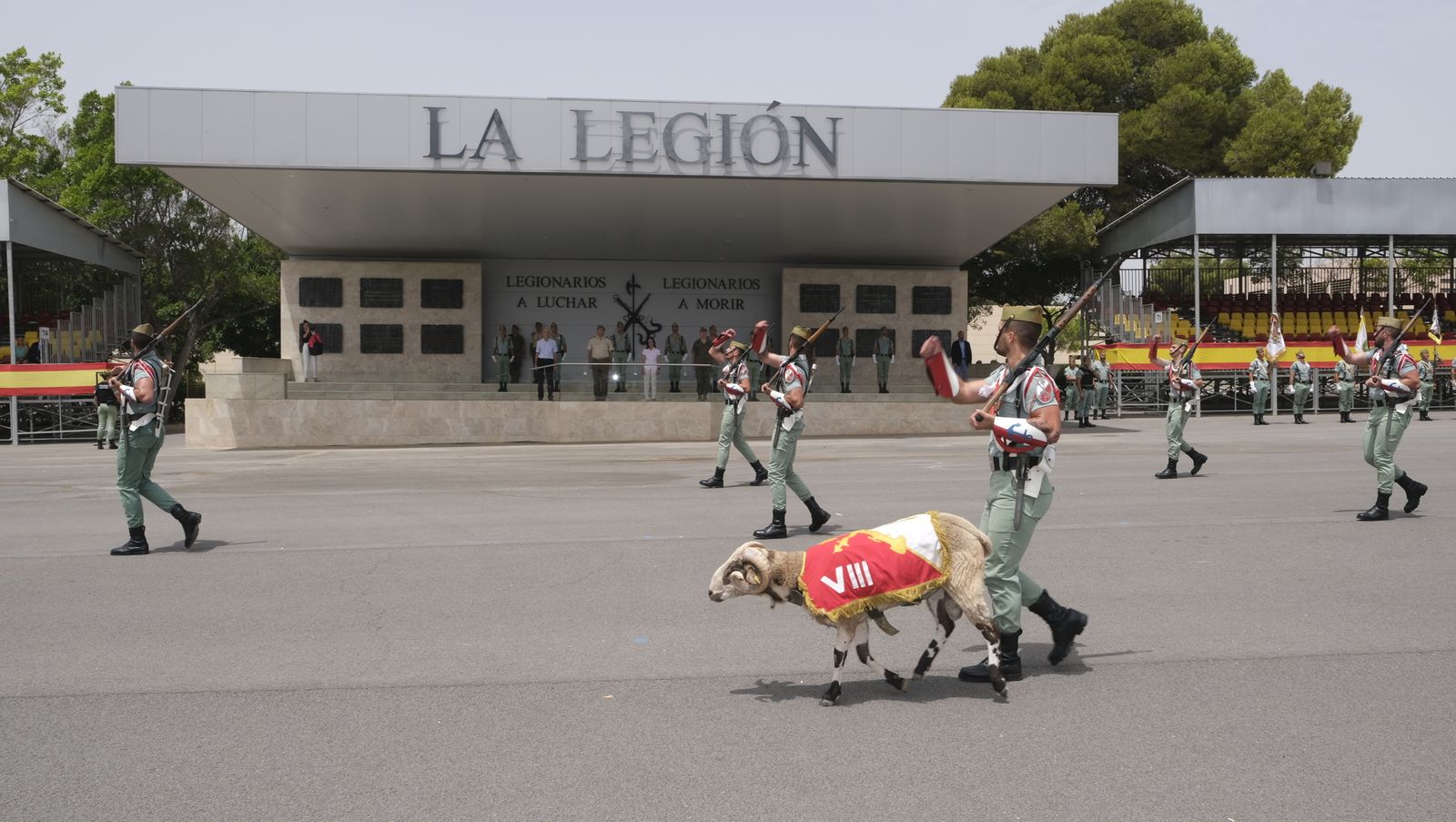 Visita de la Ministra de Defensa Margarita Robles a La Legión Española, en Viator