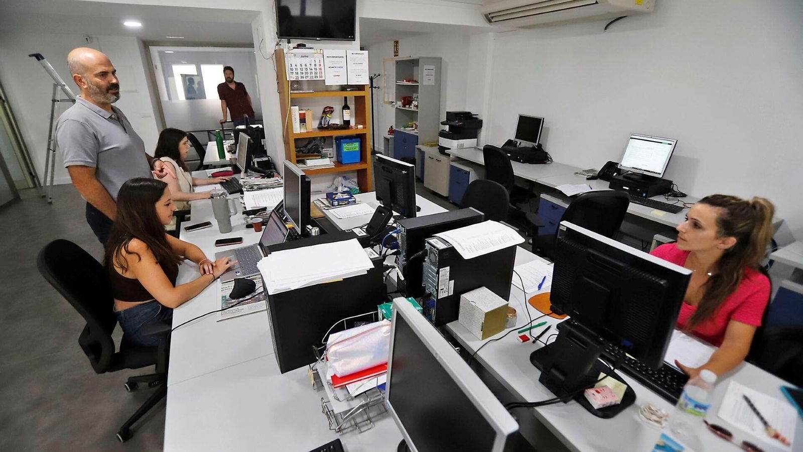 El director de Huelva Información, Javier Ronchel, con parte de su equipo en la redacción.