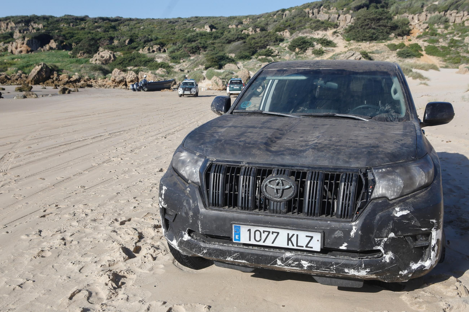 Intervienen casi 3.000 kilos de hachís en la playa de Bolonia, en imágenes