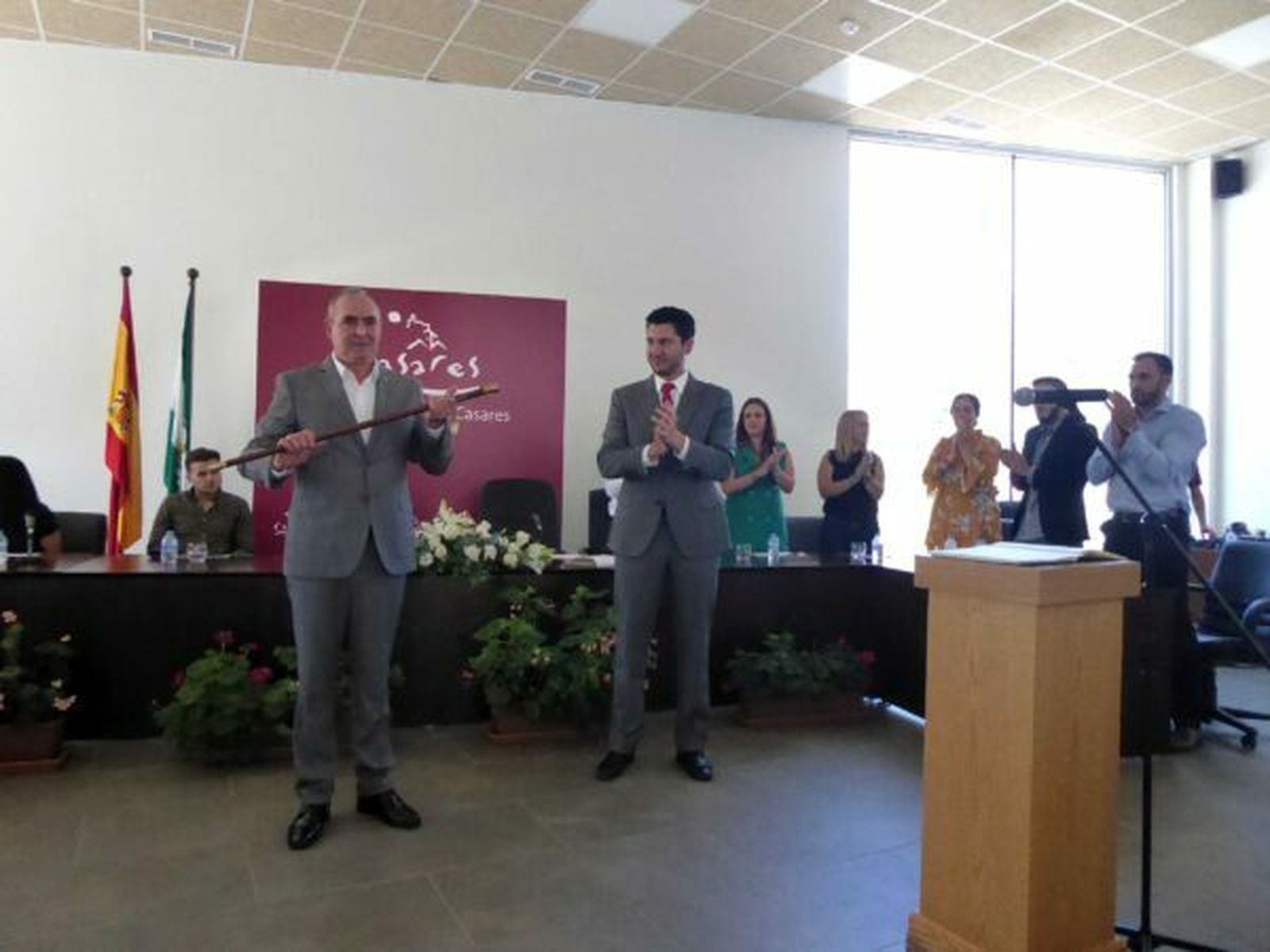 José Carrasco con la vara de mando de Casares.