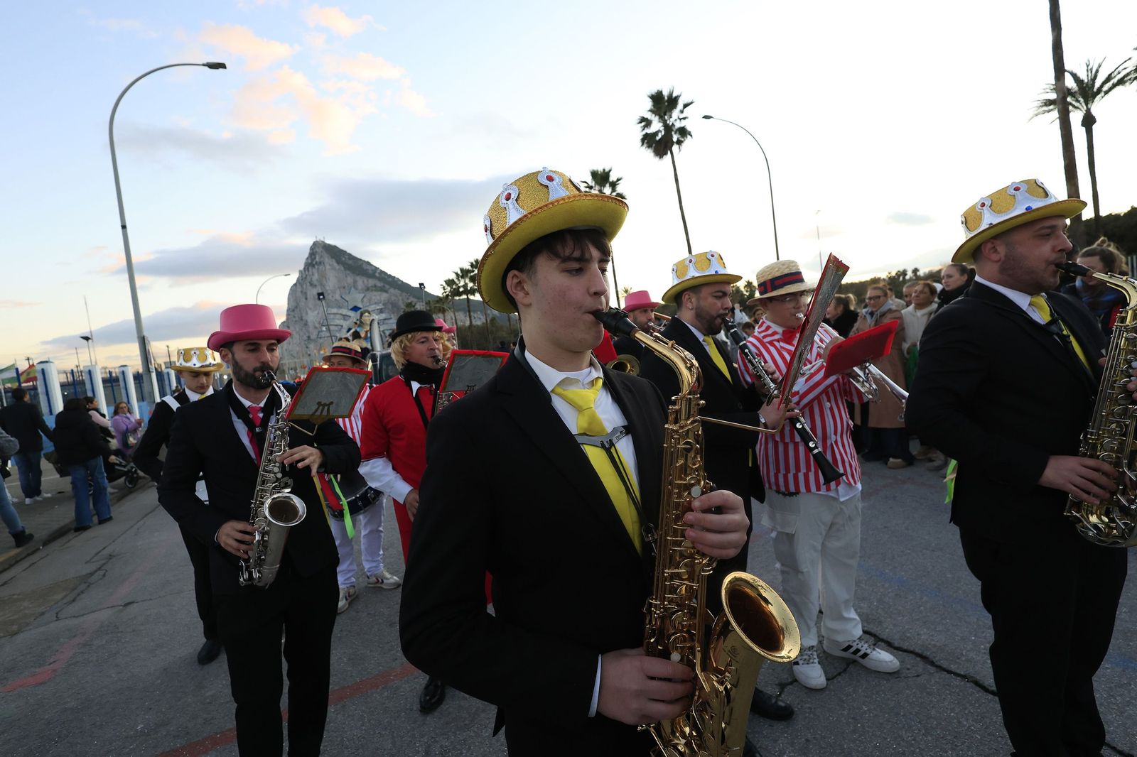 Búscate en las fotos de la cabalgata de Reyes Magos 2026 en La Línea