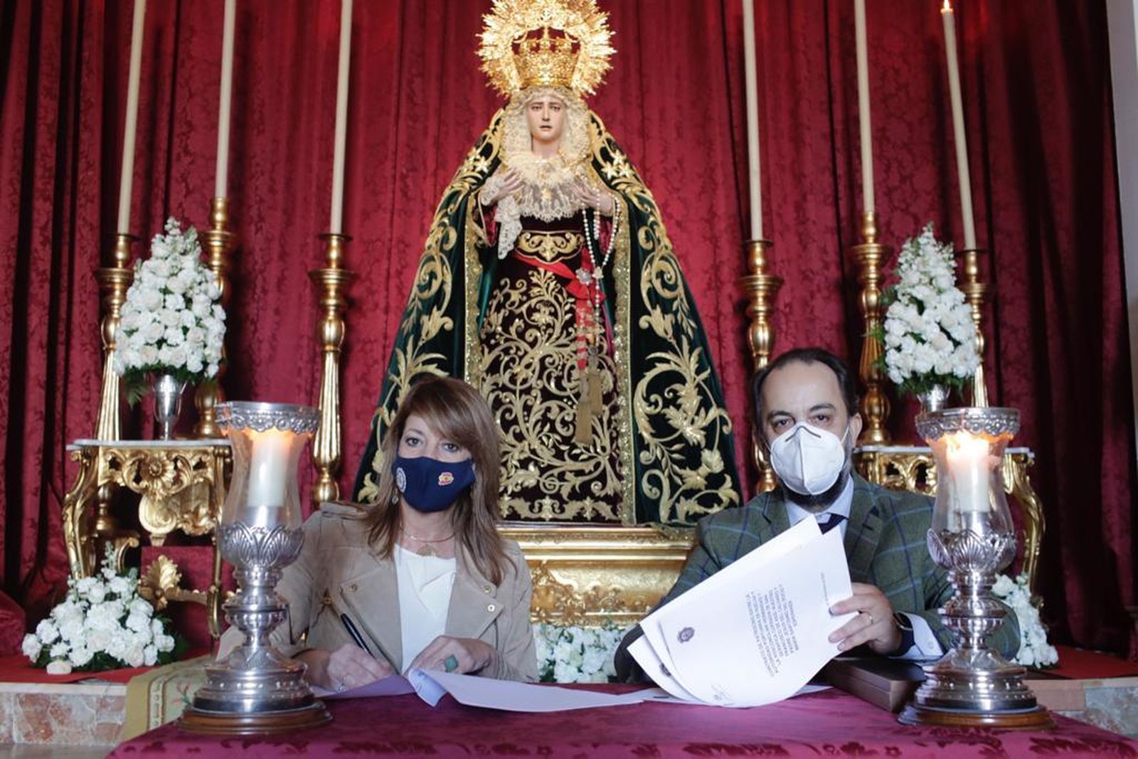 Pilar Miranda, durante la firma del acuerdo con la Hermandad del Calvario.