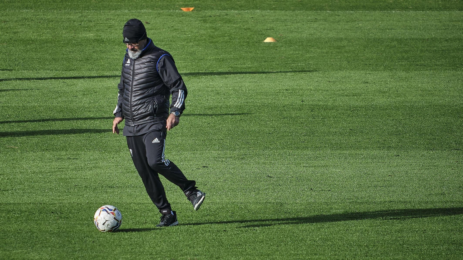 Cervera con el balón en una sesión. Cervera con el balón en una sesión.
