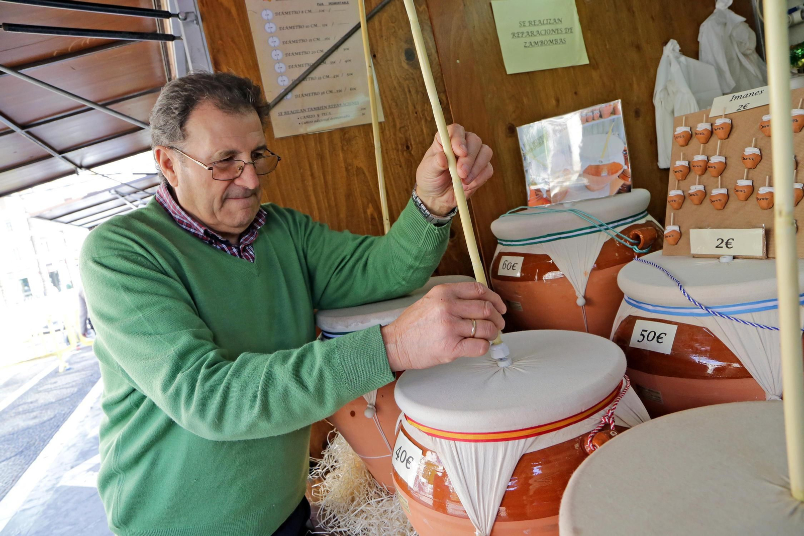 José Manuel Coca muestra su invento en el puesto que regenta en la céntrica plaza del Arenal.