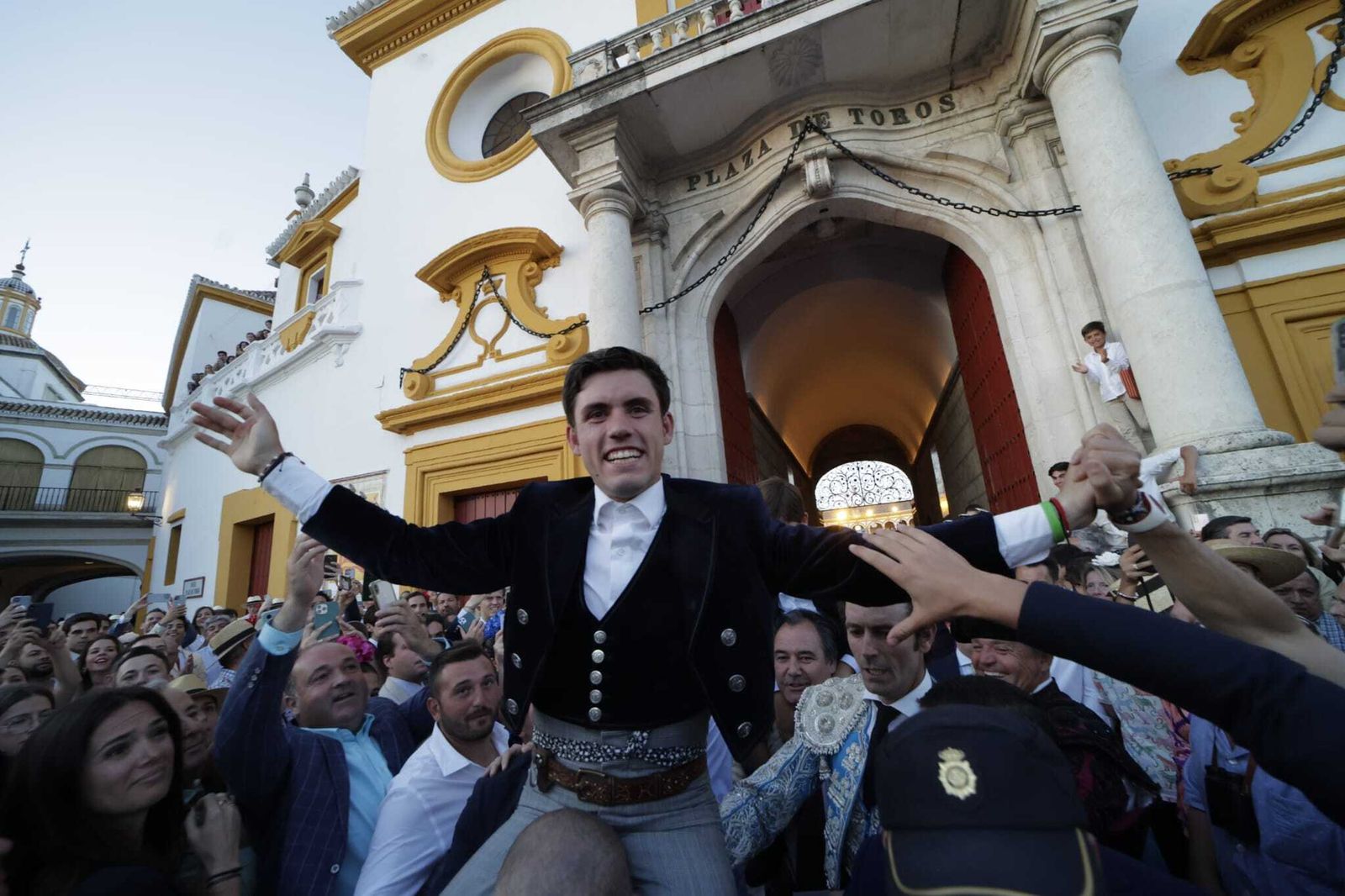 Hermoso de Mendoza abre la Puerta del Príncipe