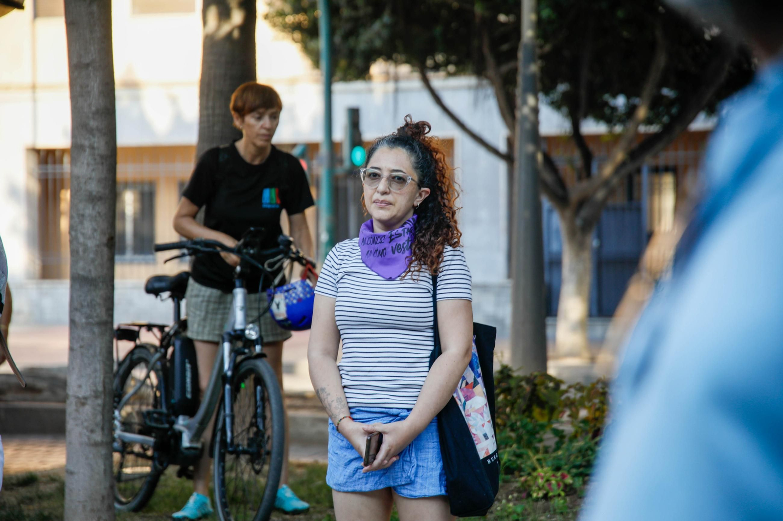 Las imágenes del minuto de silencio en el Mirador de la Rambla por la mujer asesinada en Almería