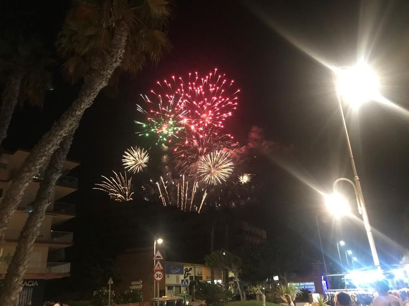 Fuegos artificiales por sorpresa en Almuñécar