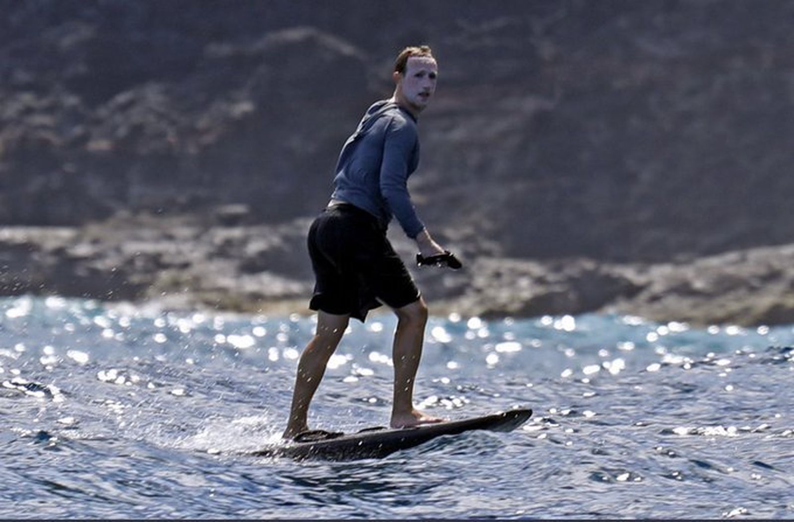 La imagen de Zuckerberg haciendo surf