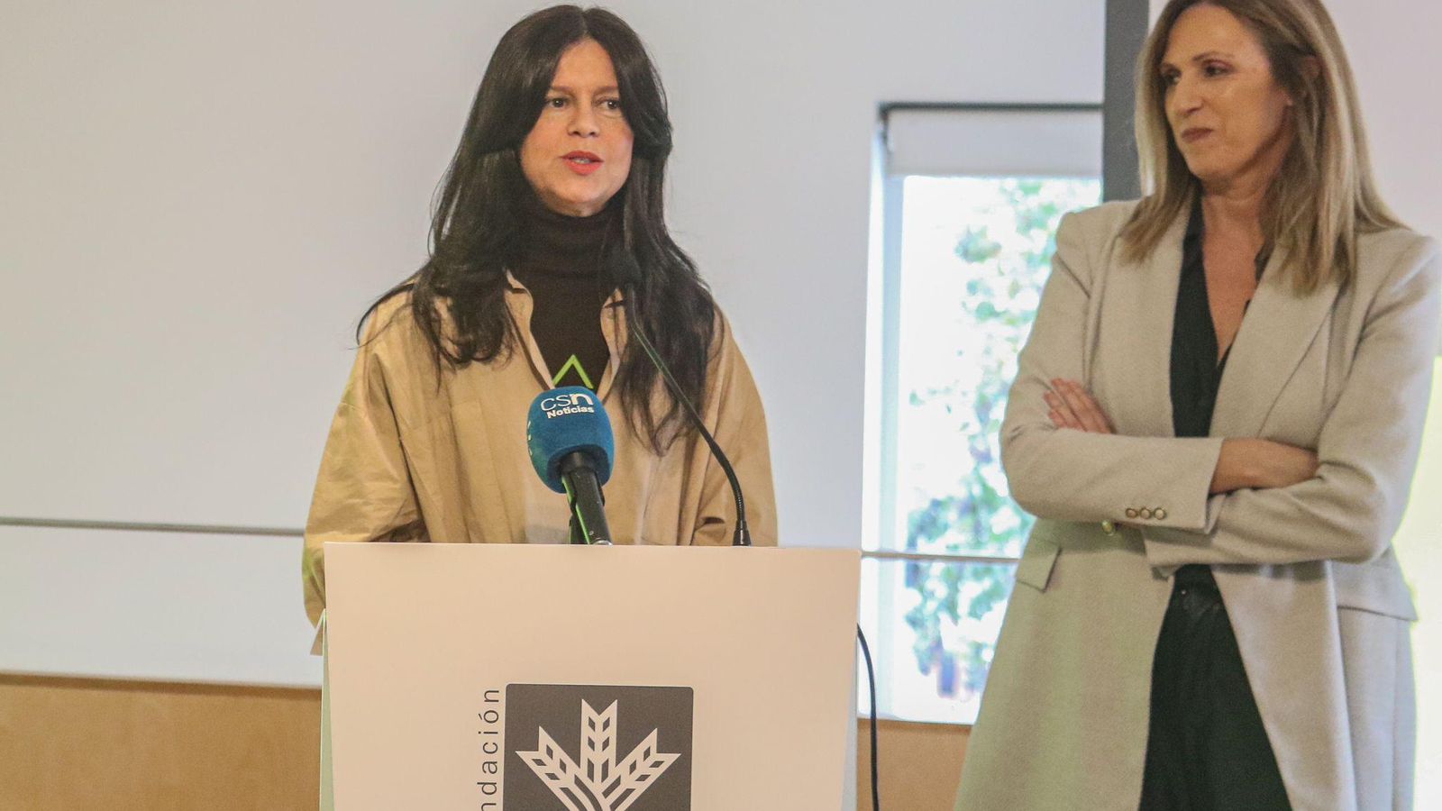 Pilar Dalbat y Poli Servián en el acto de presentación en la Sala Zaida.