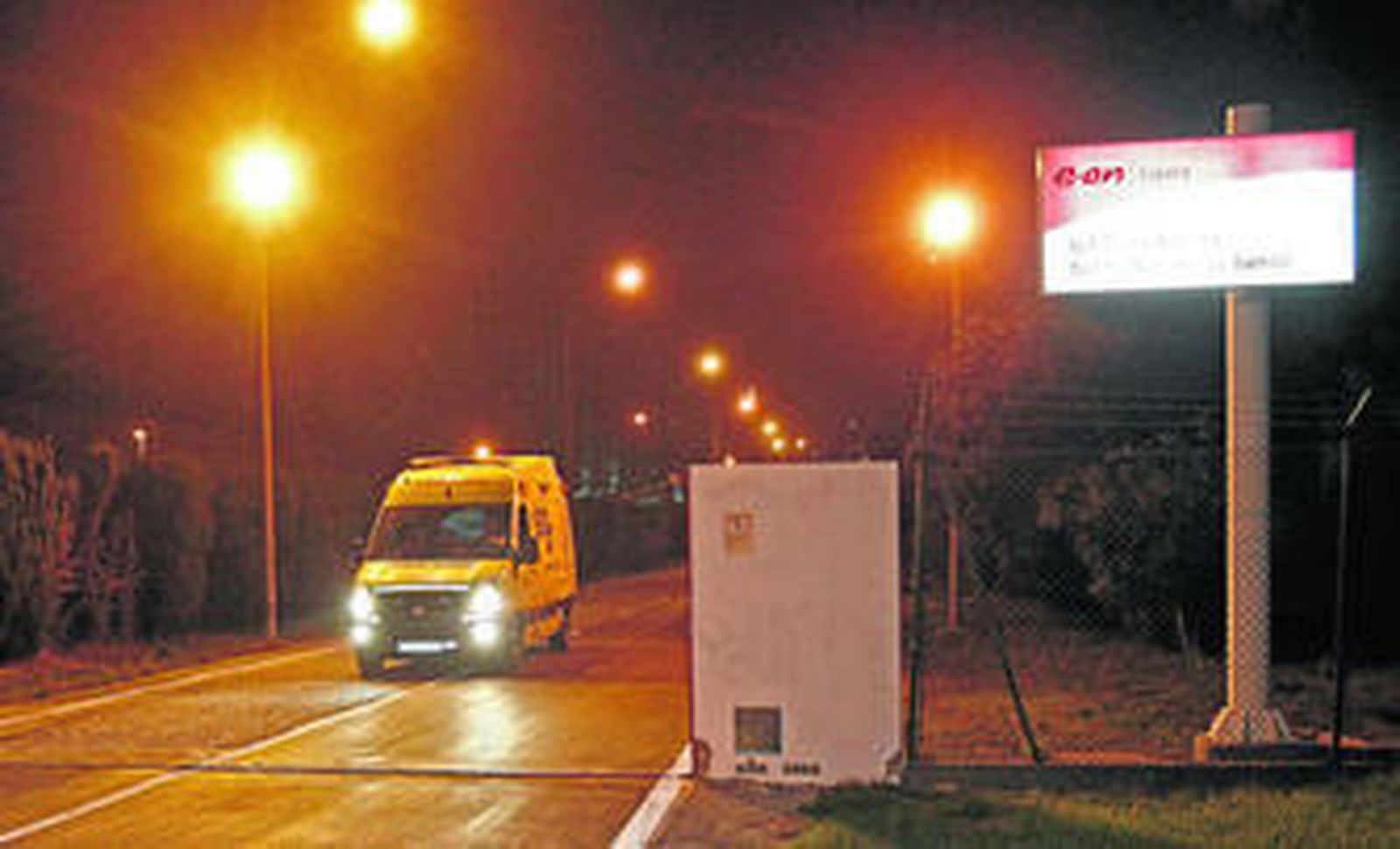 La ambulancia con el equipo médico que atendió al joven sale de las instalaciones de E.ON en Los Barrios.