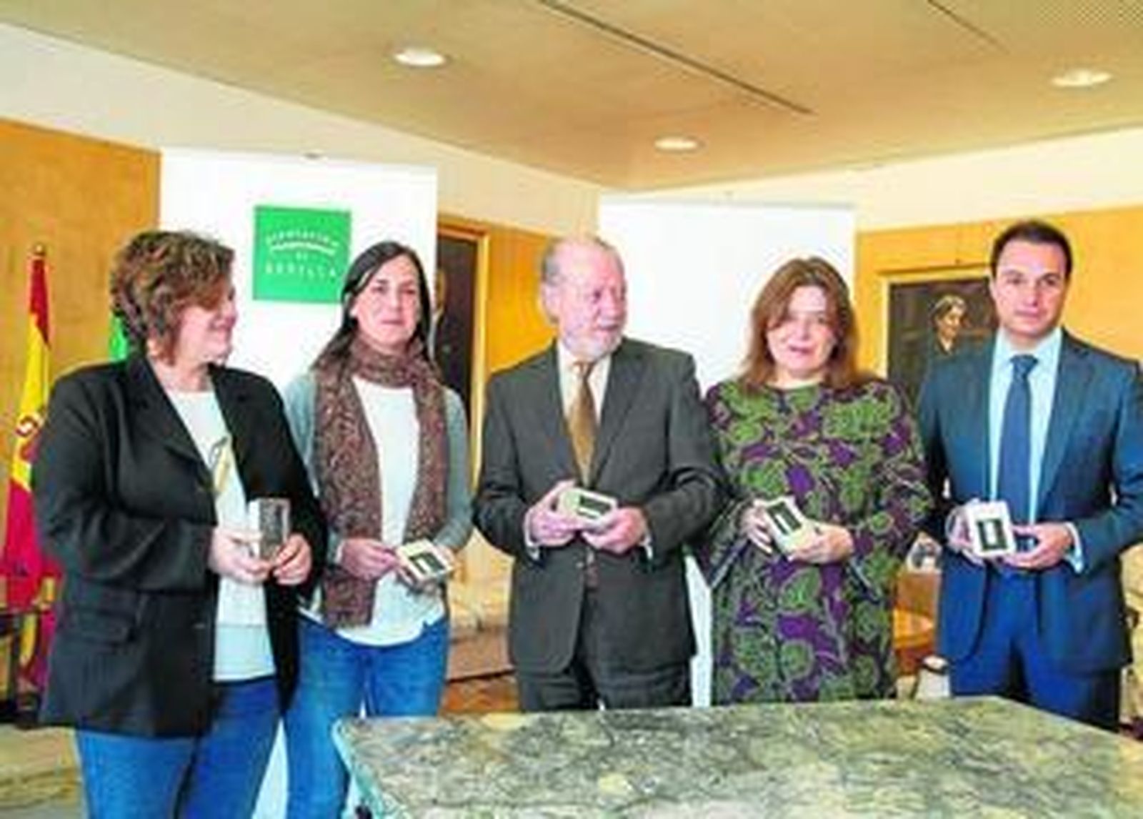 El presidente Fernando Rodríguez Villalobos, en el centro, en la presentación del presupuesto.
