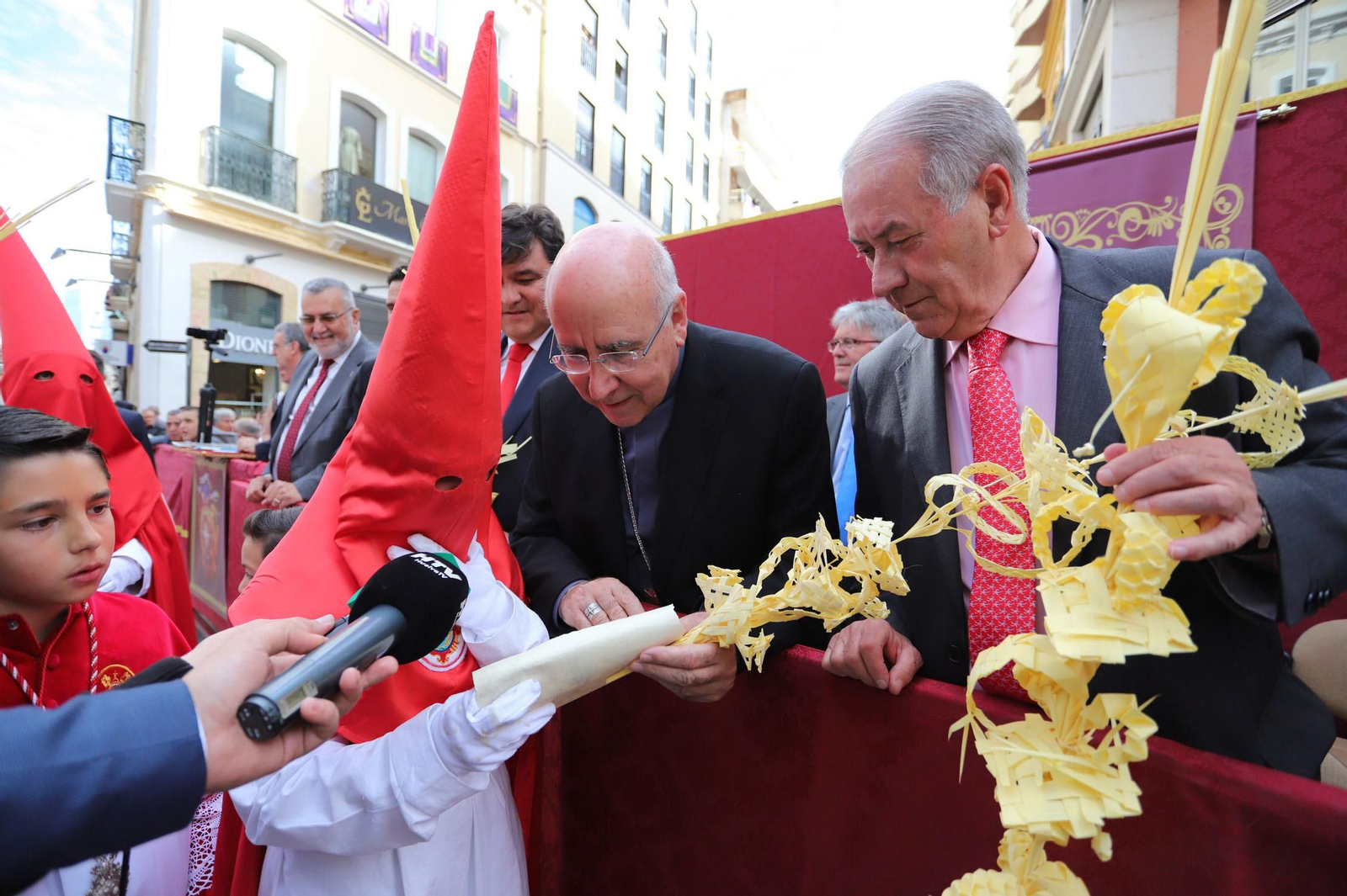 Imágenes del recorrido de la Borriquita  por las calles de Huelva