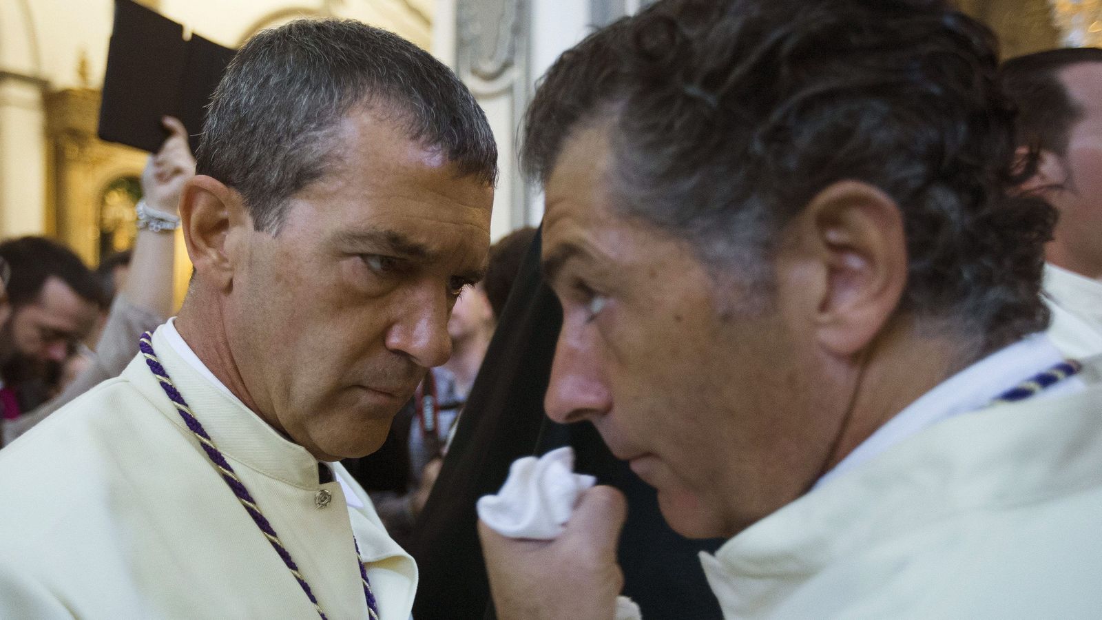 El actor Antonio Banderas ante el trono de Lágrimas y Favores