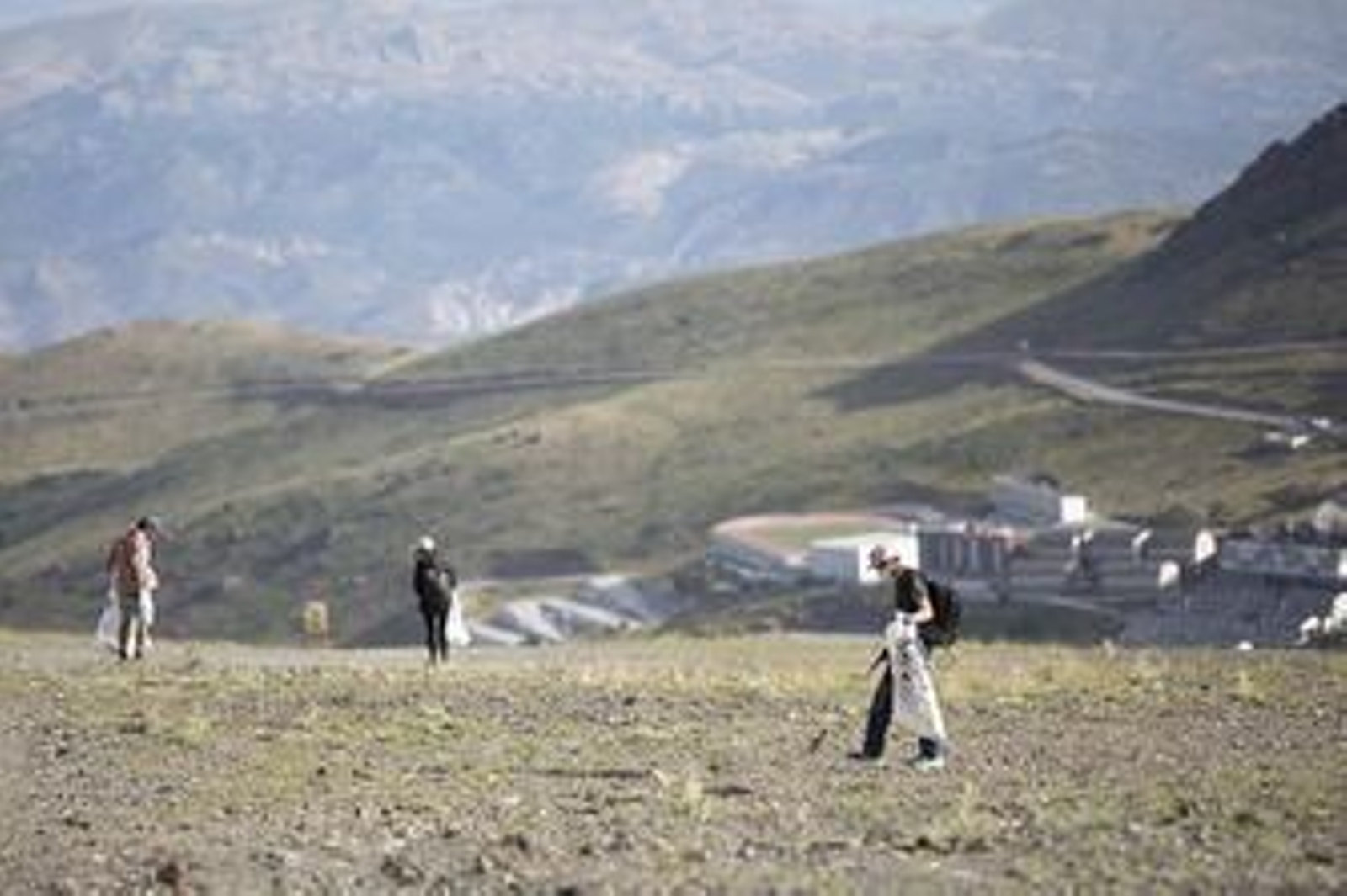 Fotos: así ha sido la jornada de limpieza en las pistas de esquí de Sierra Nevada