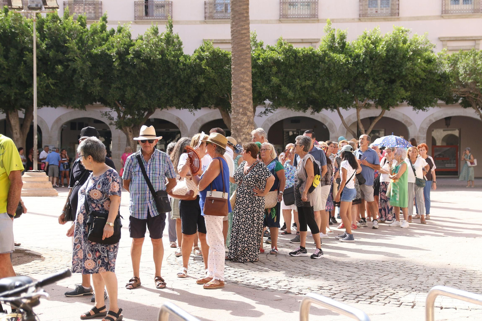 El reparto de abanicos de la Feria de Almería