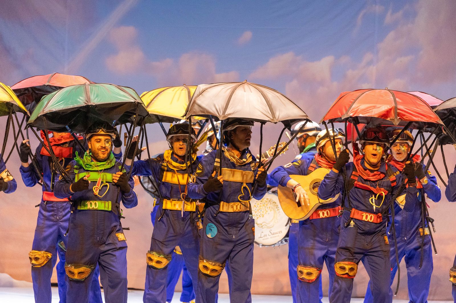 Imágenes de la actuación de la comparsa de Valverde del Camino "Los Lanzaos" en el Carnaval Colombino