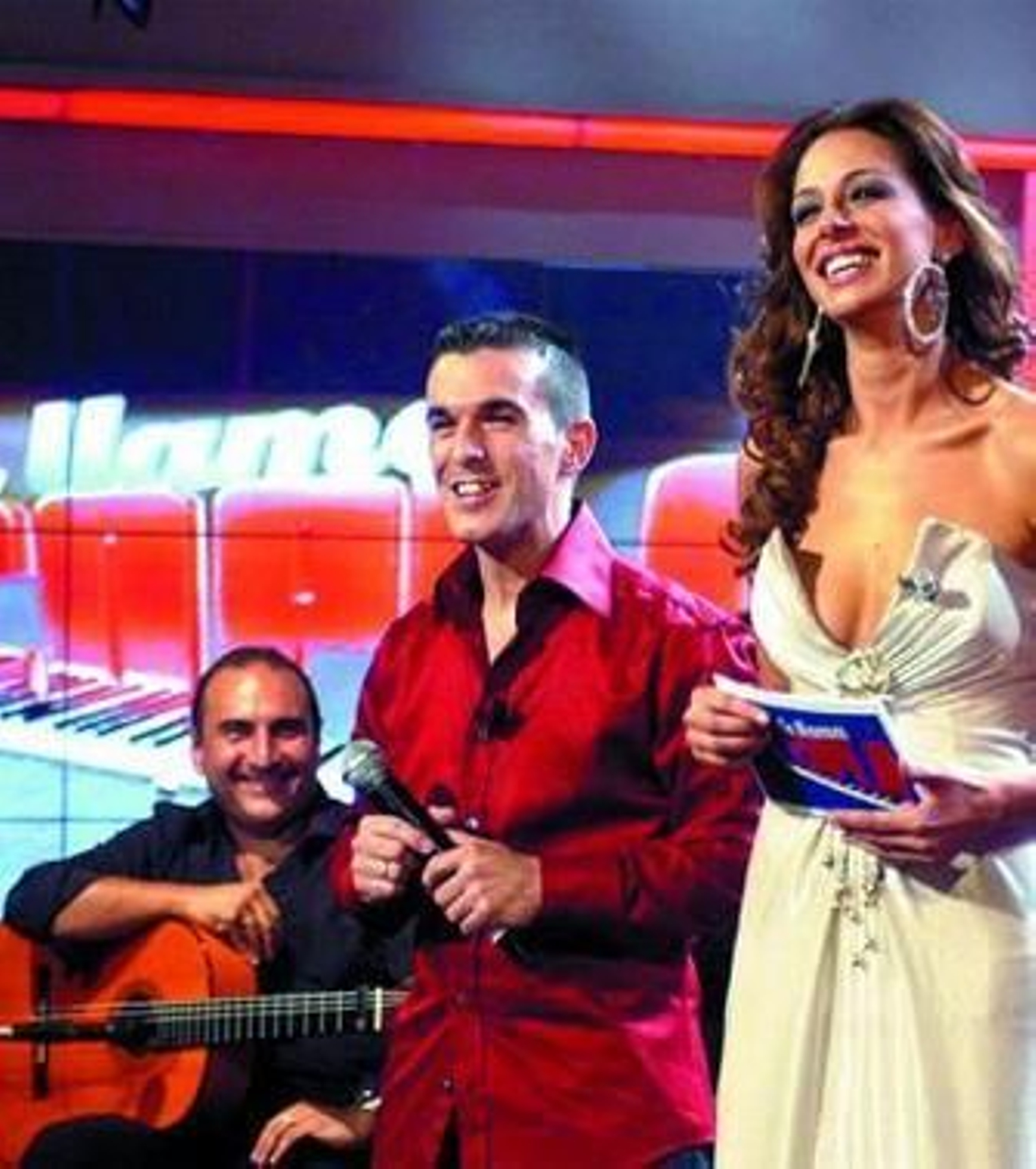 El concursante Joaquín Saez junto a la presentadora, Eva González.