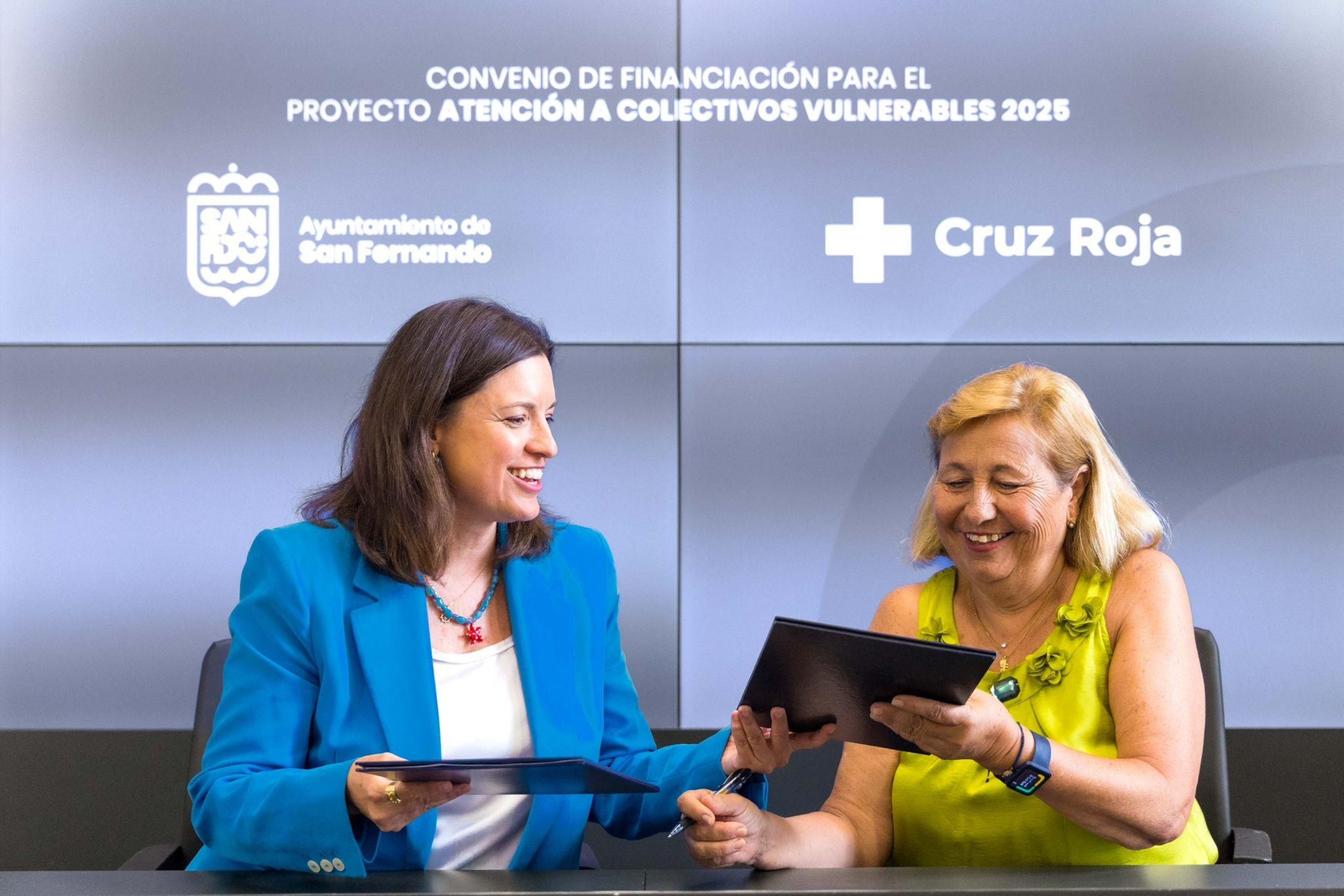 Firma del convenio entre el Ayuntamiento de San Fernando y Cruz Roja para la puesta en marcha del proyecto de equipos de calle, que atenderá a personas sin hogar