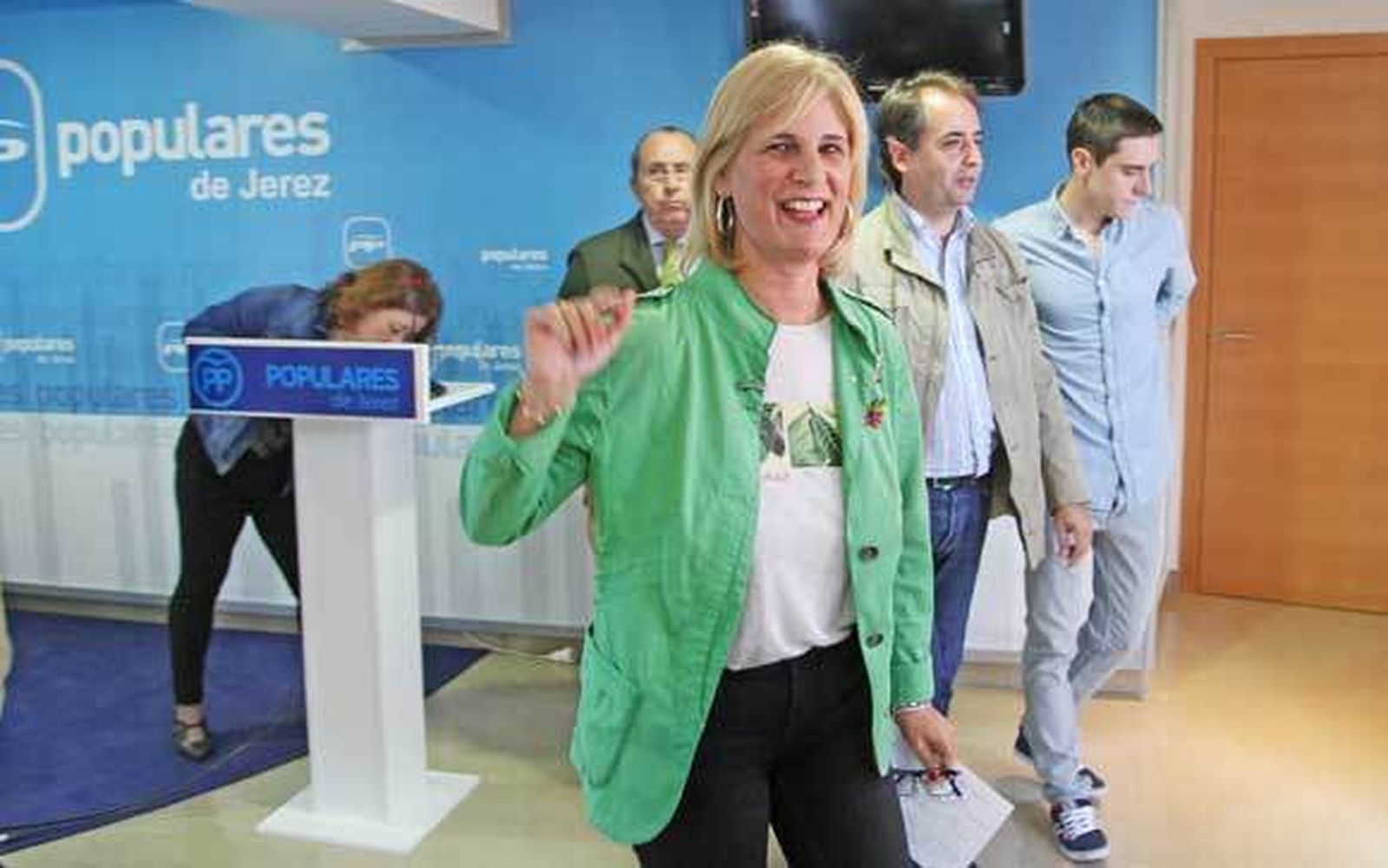 María José García-Pelayo, ayer en la sede del PP local.  /Vanesa Lobo