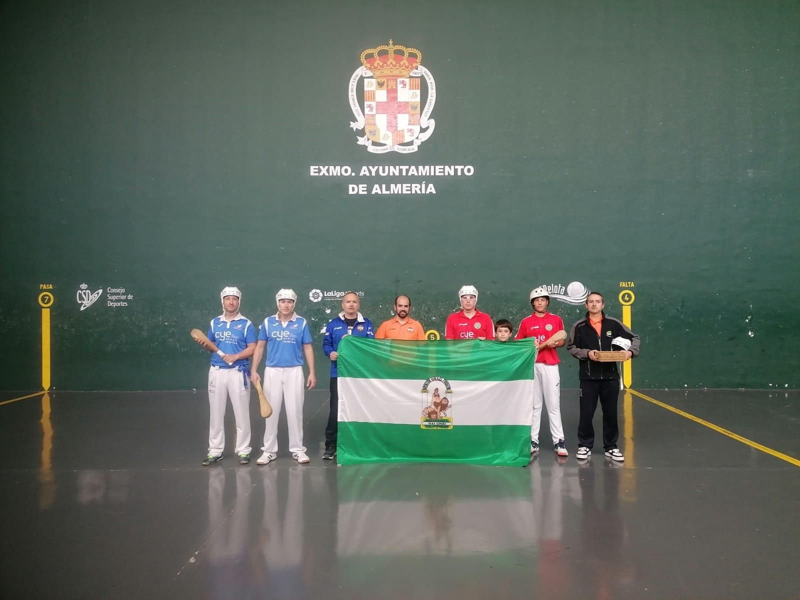Dos conjuntos preparados antees de un encuentro en el Frontón Andarax de Almería.